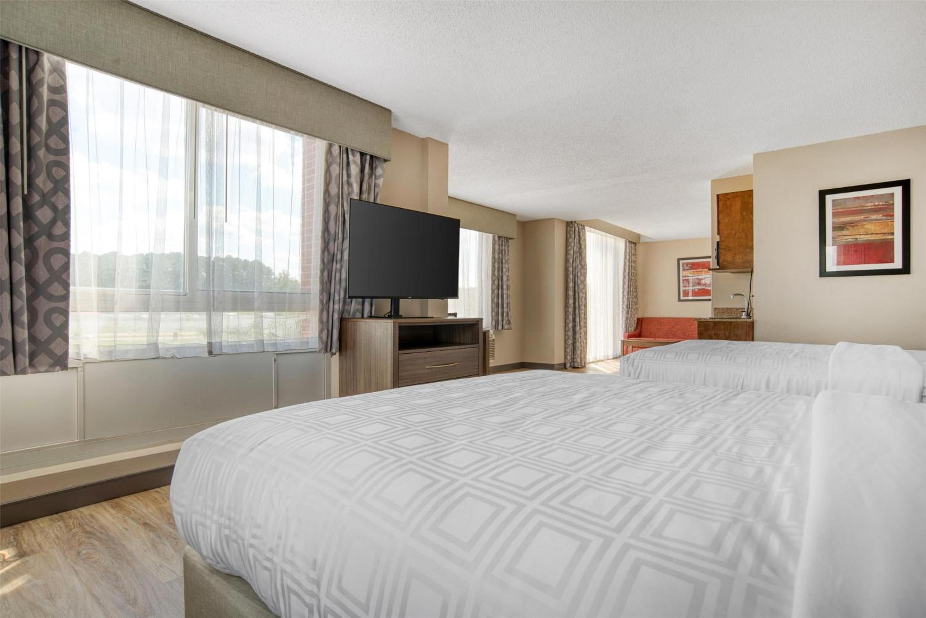 Queen Suite with Two Queen Beds - Photo 2