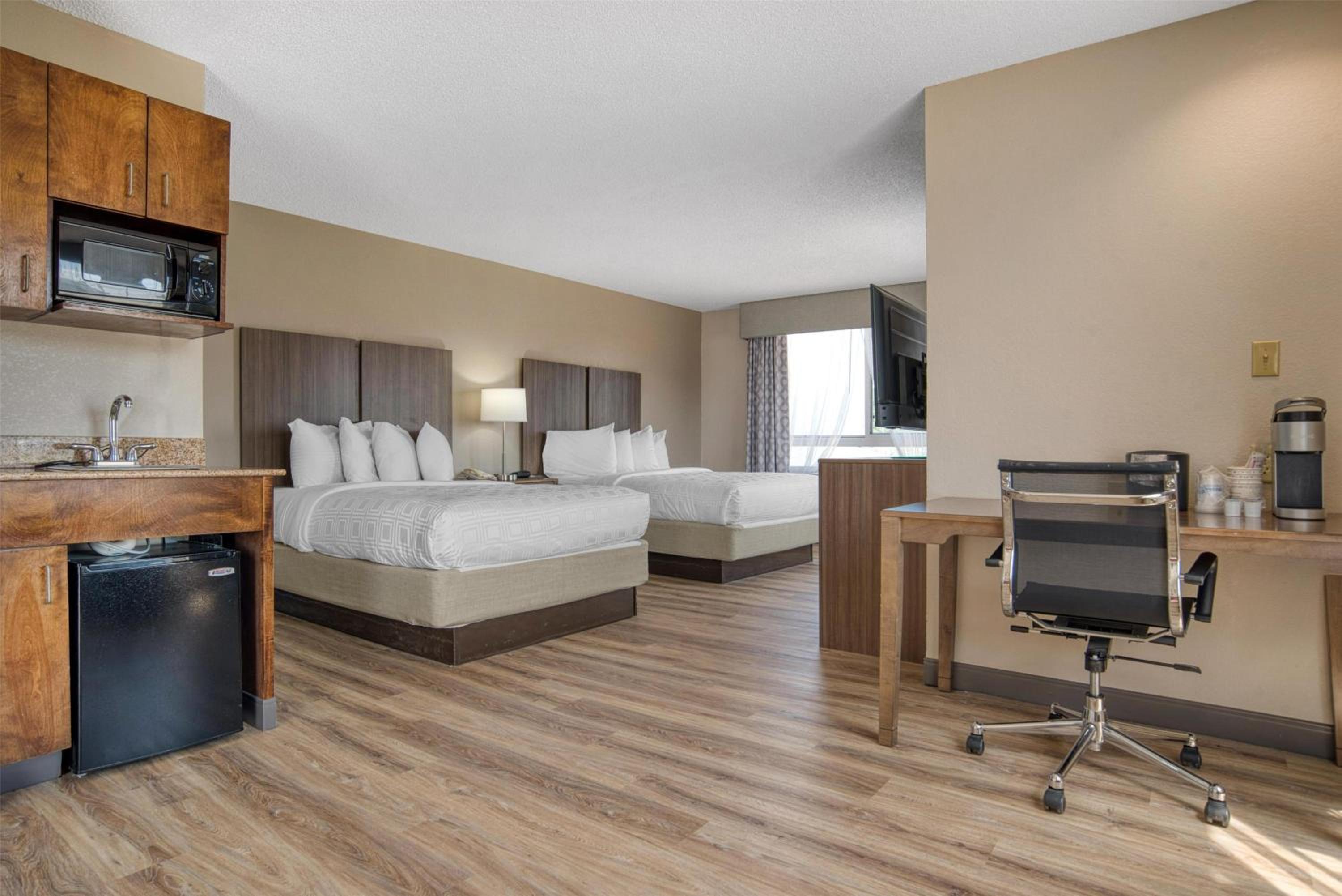 Queen Suite with Two Queen Beds - Photo 4