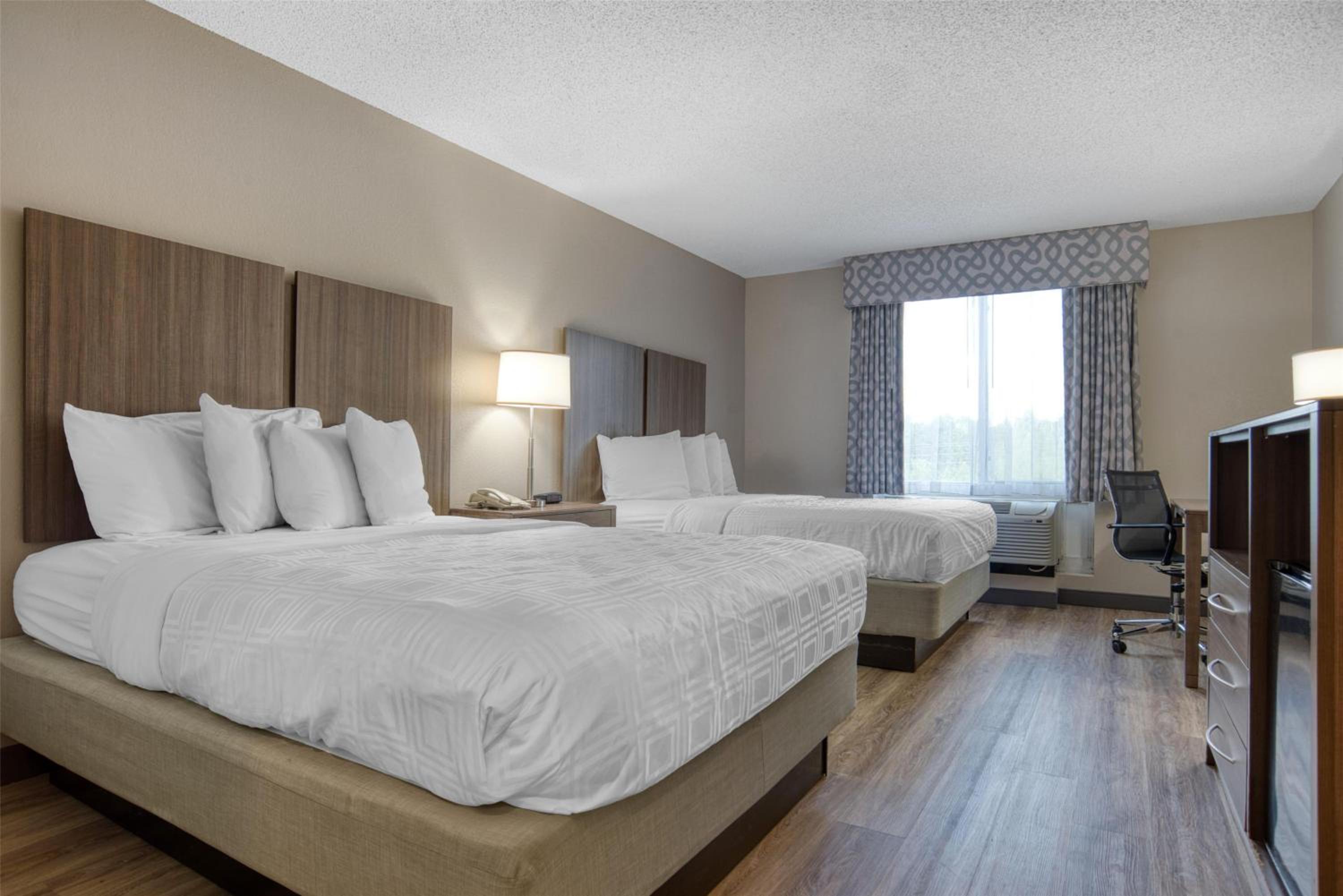 Queen Room with Two Queen Beds - Non-Smoking - Photo 2