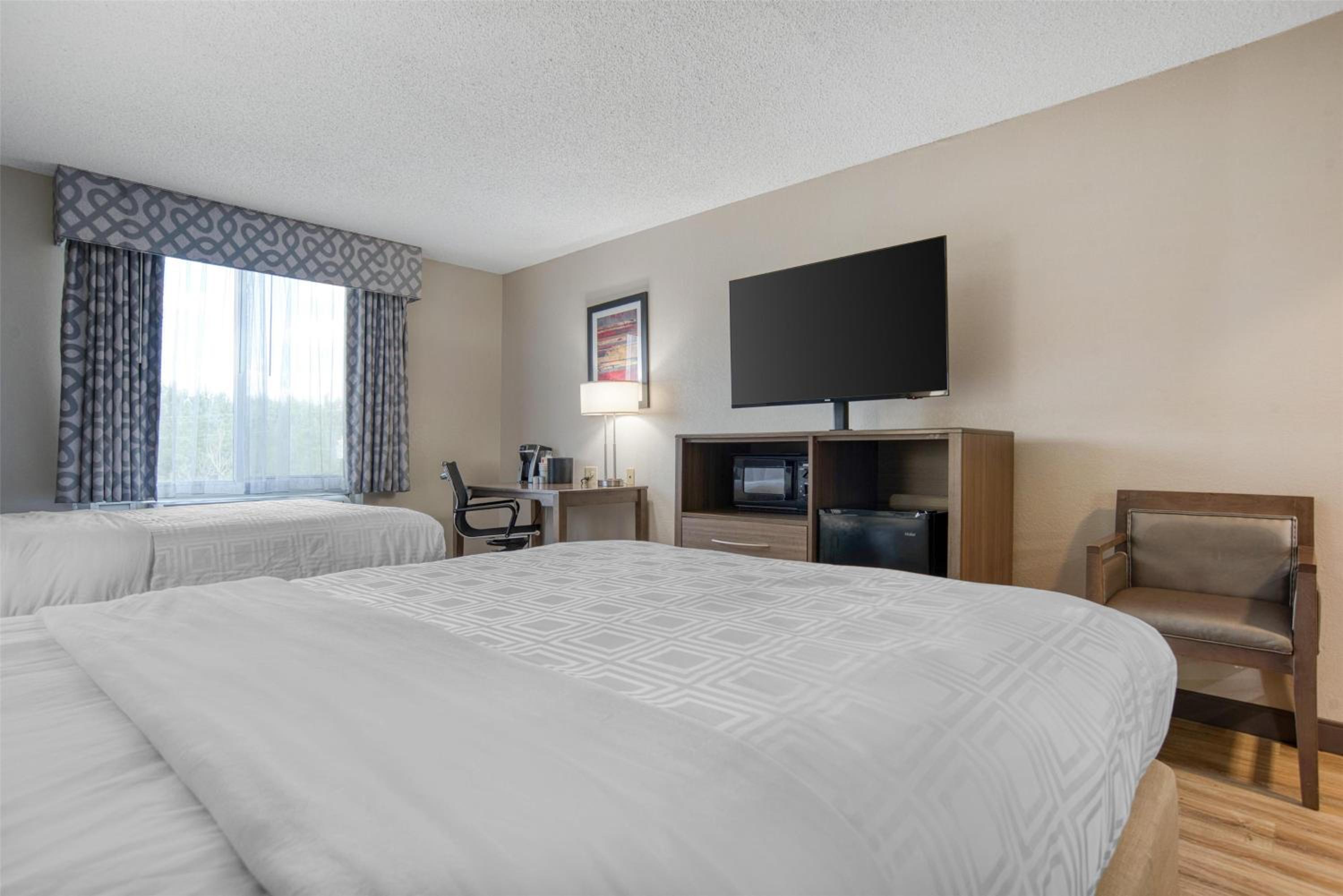 Queen Room with Two Queen Beds - Non-Smoking - Photo 3