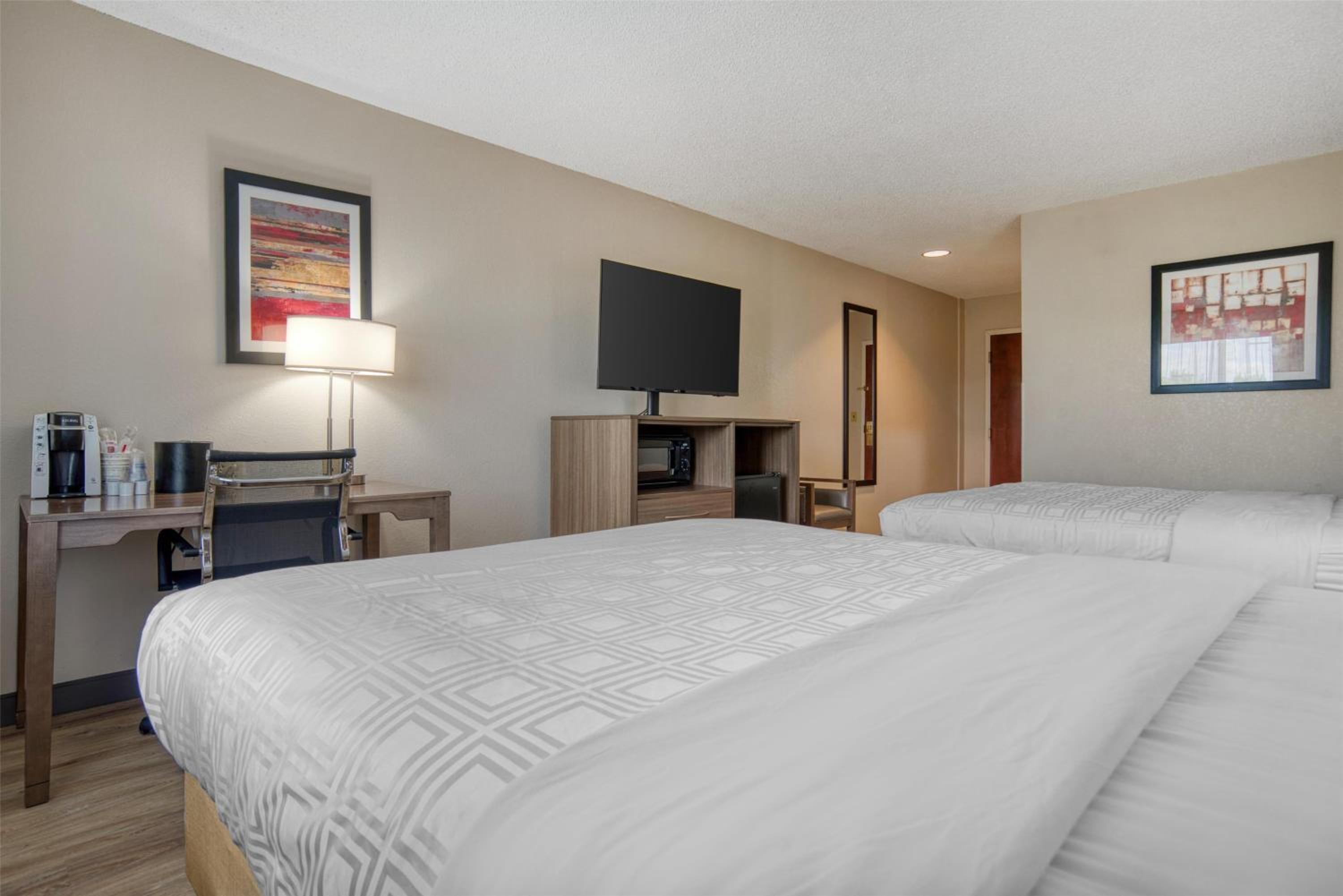 Queen Room with Two Queen Beds - Non-Smoking - Photo 4