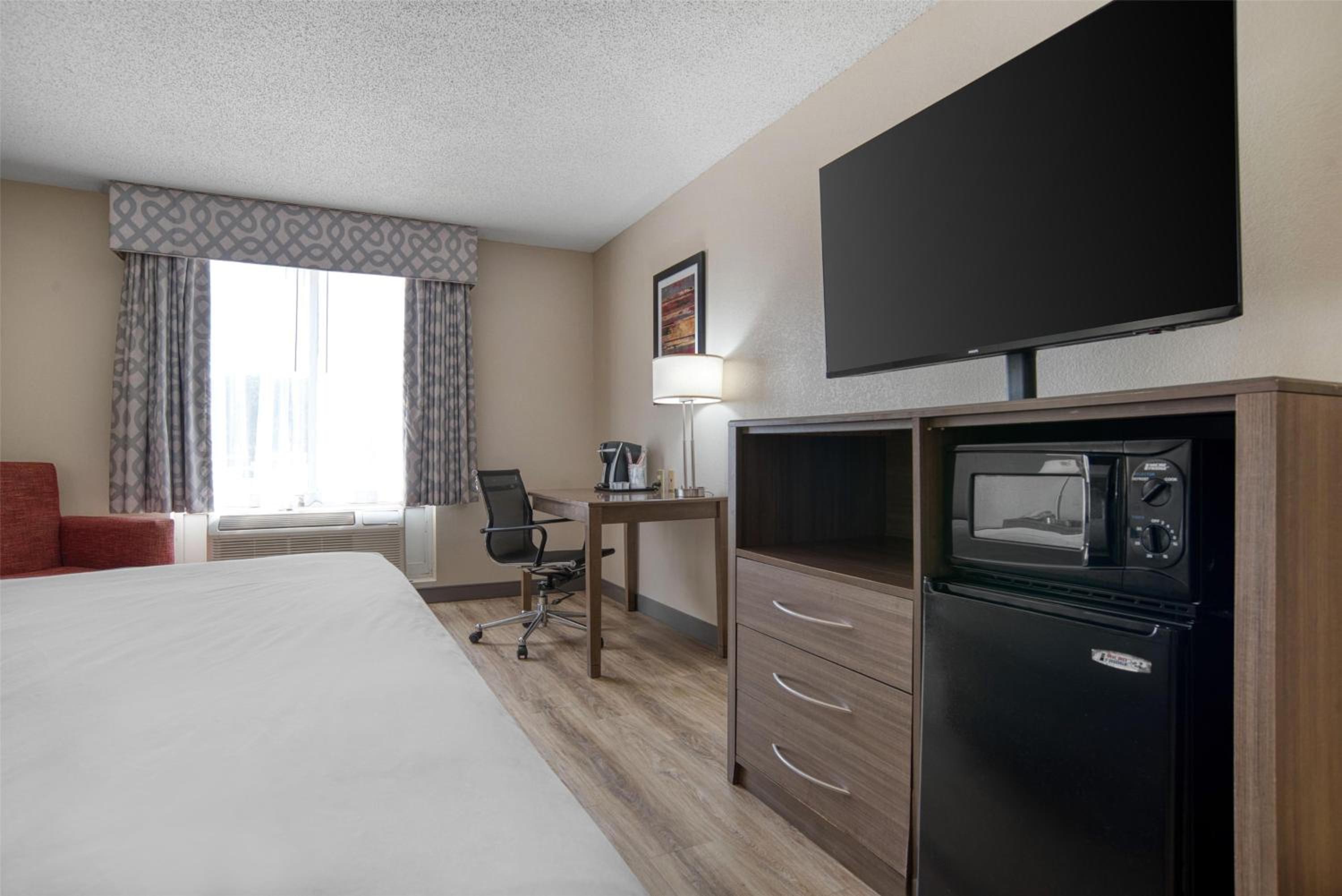 King Room - Non-Smoking - Photo 2