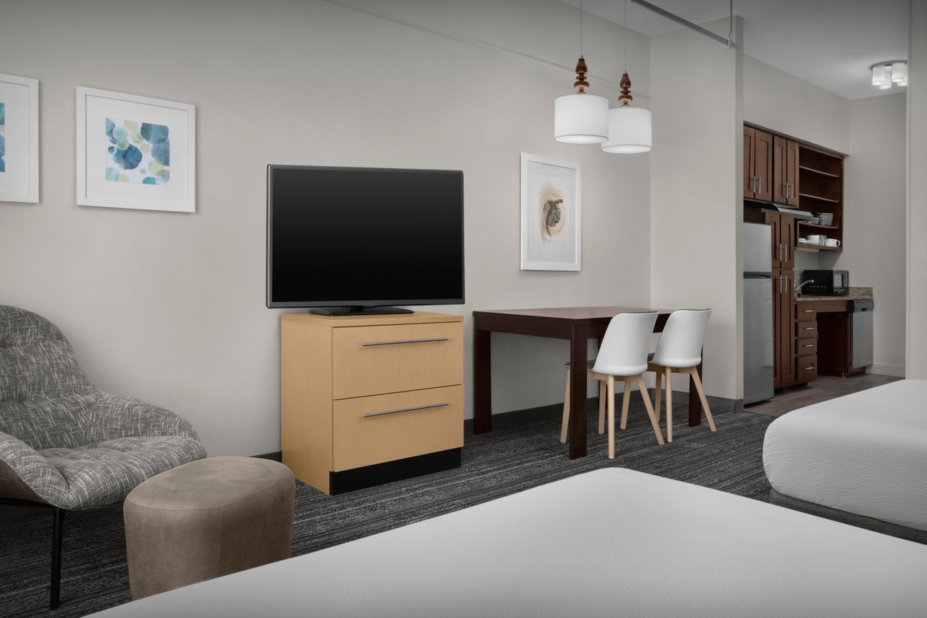 Studio Suite with Two Queen Beds and Adapted Tub - Mobility Accessible
