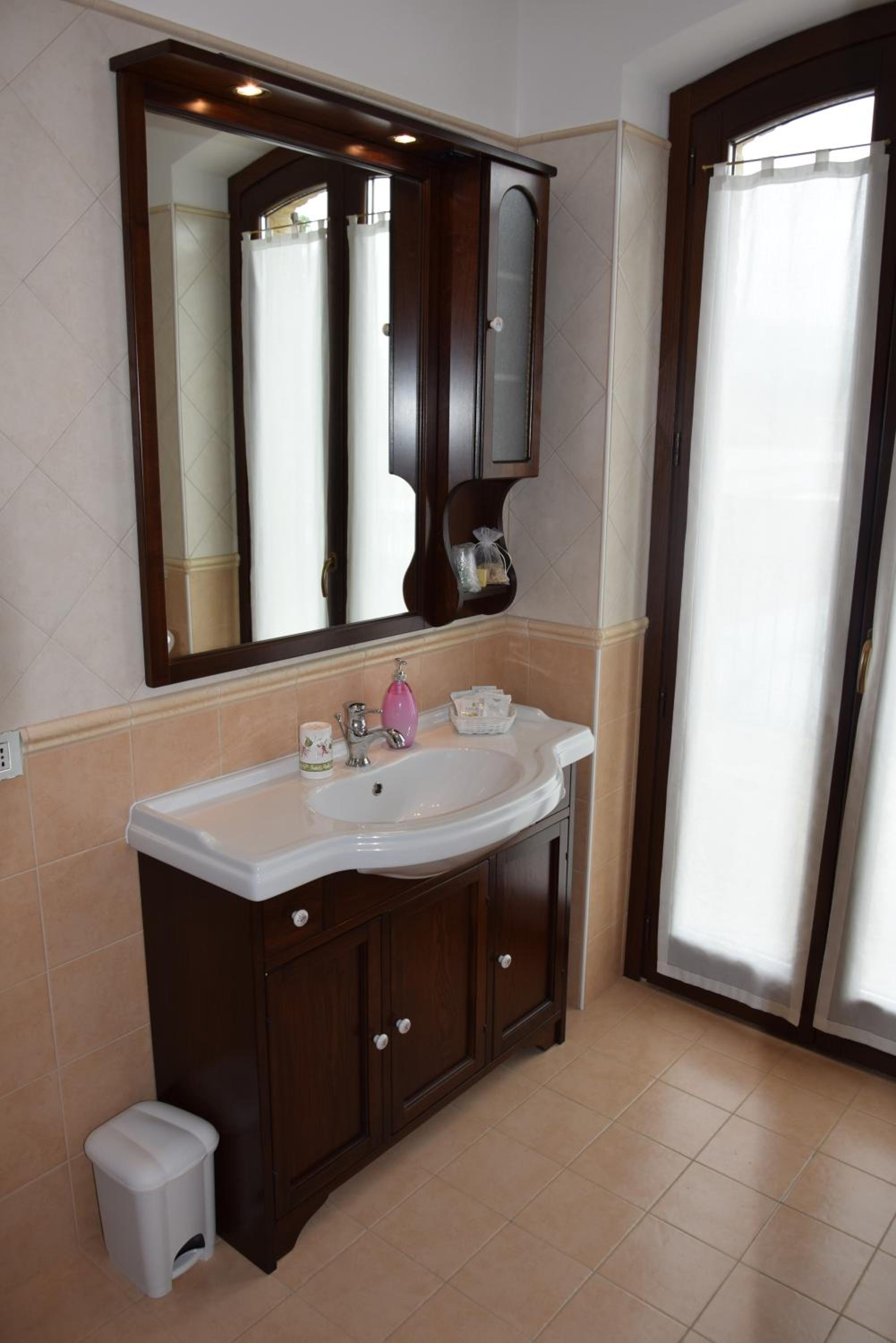 Double Room with Private Bathroom - Photo 4