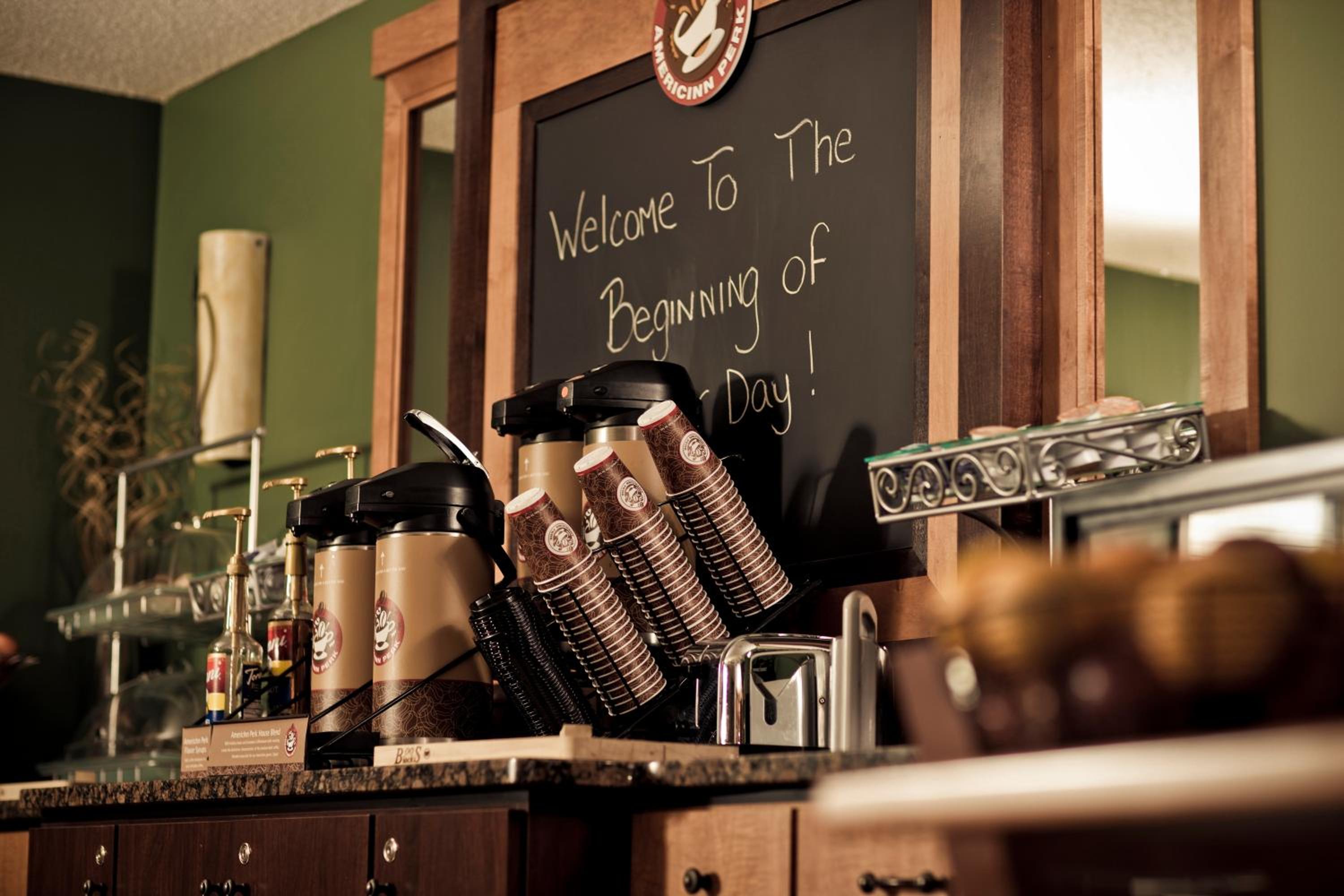 King Suite - Non-Smoking photo 3