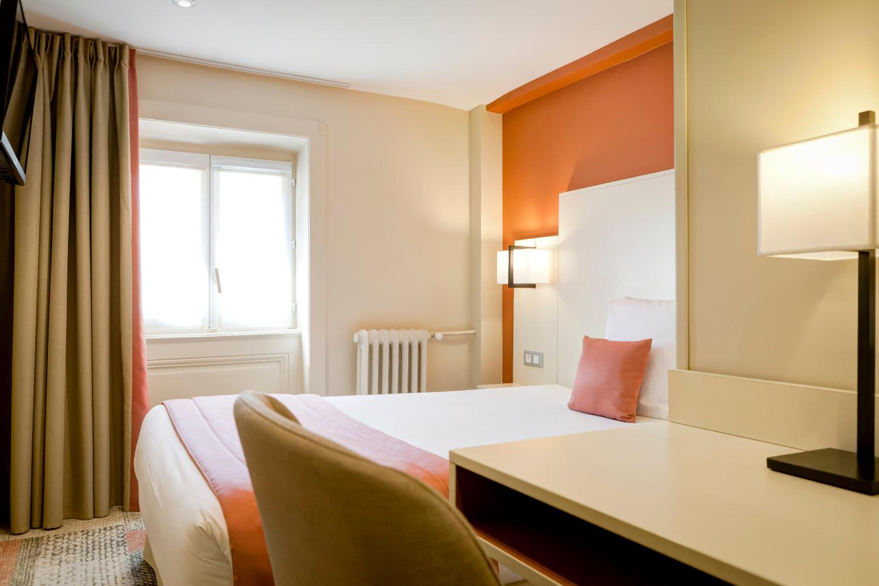 Air-conditioned Single Room