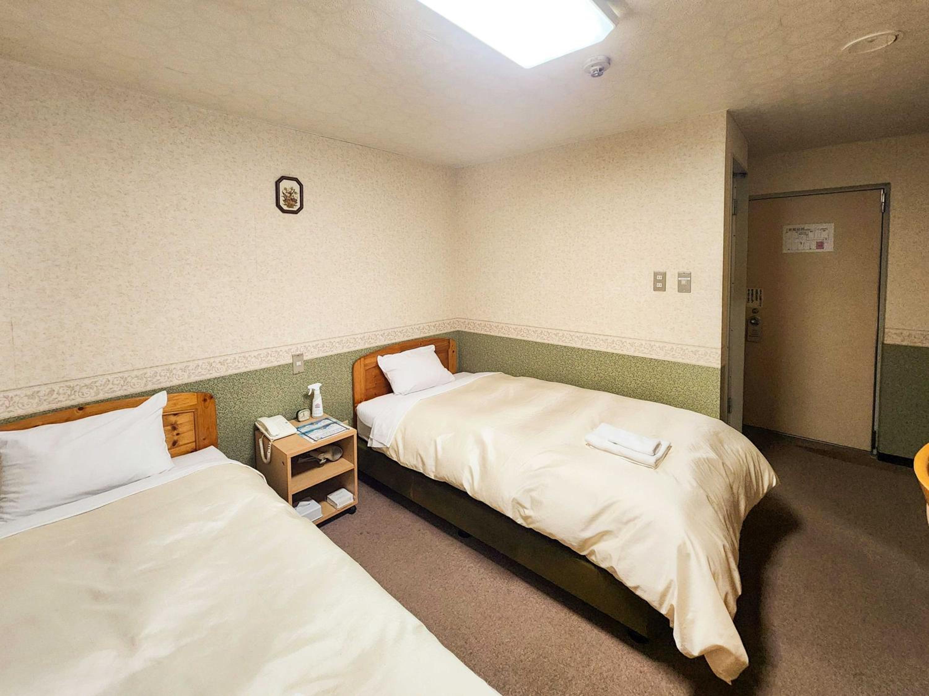 Twin Room - Non-Smoking photo 2