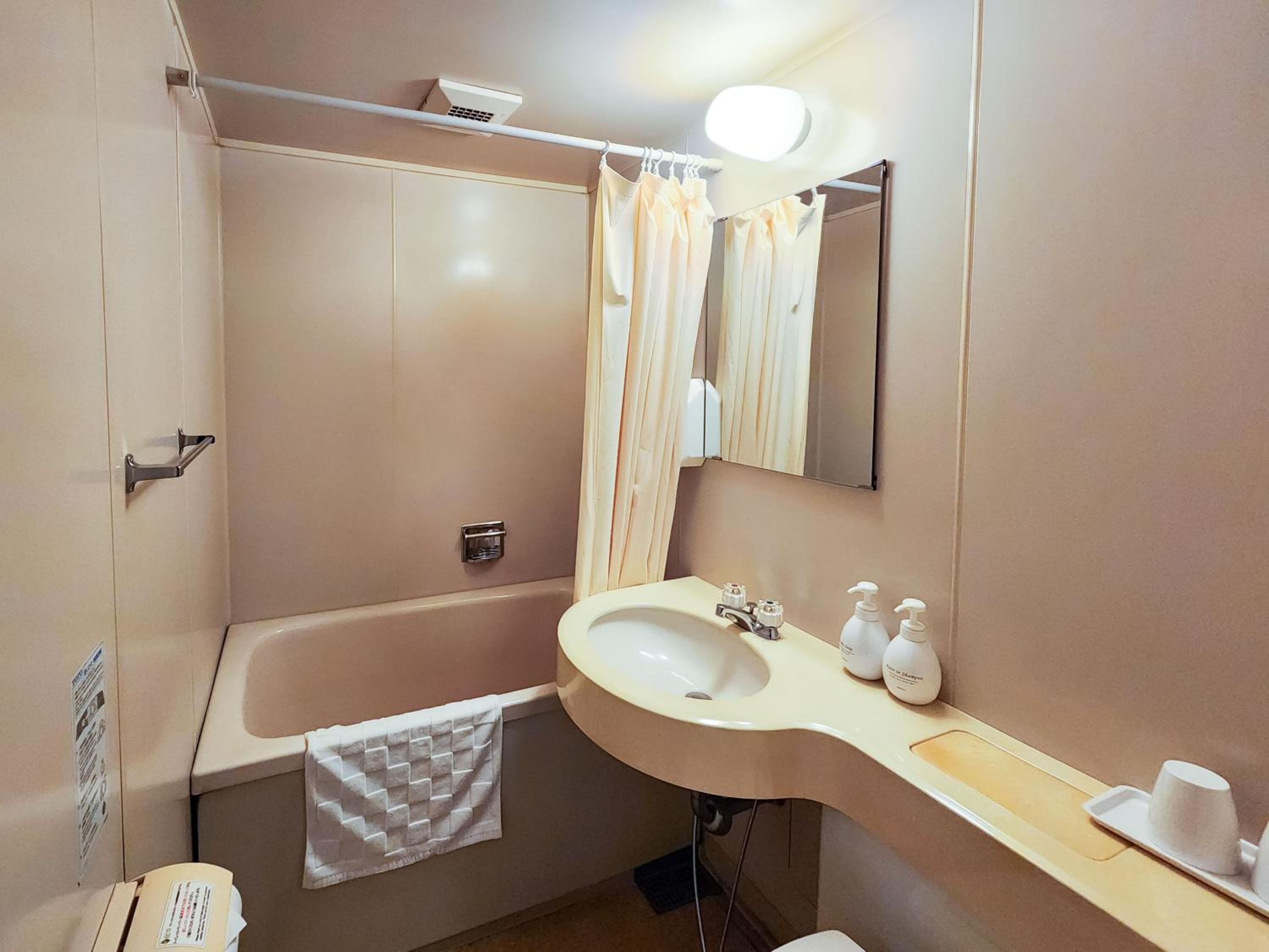 Twin Room - Non-Smoking photo 3
