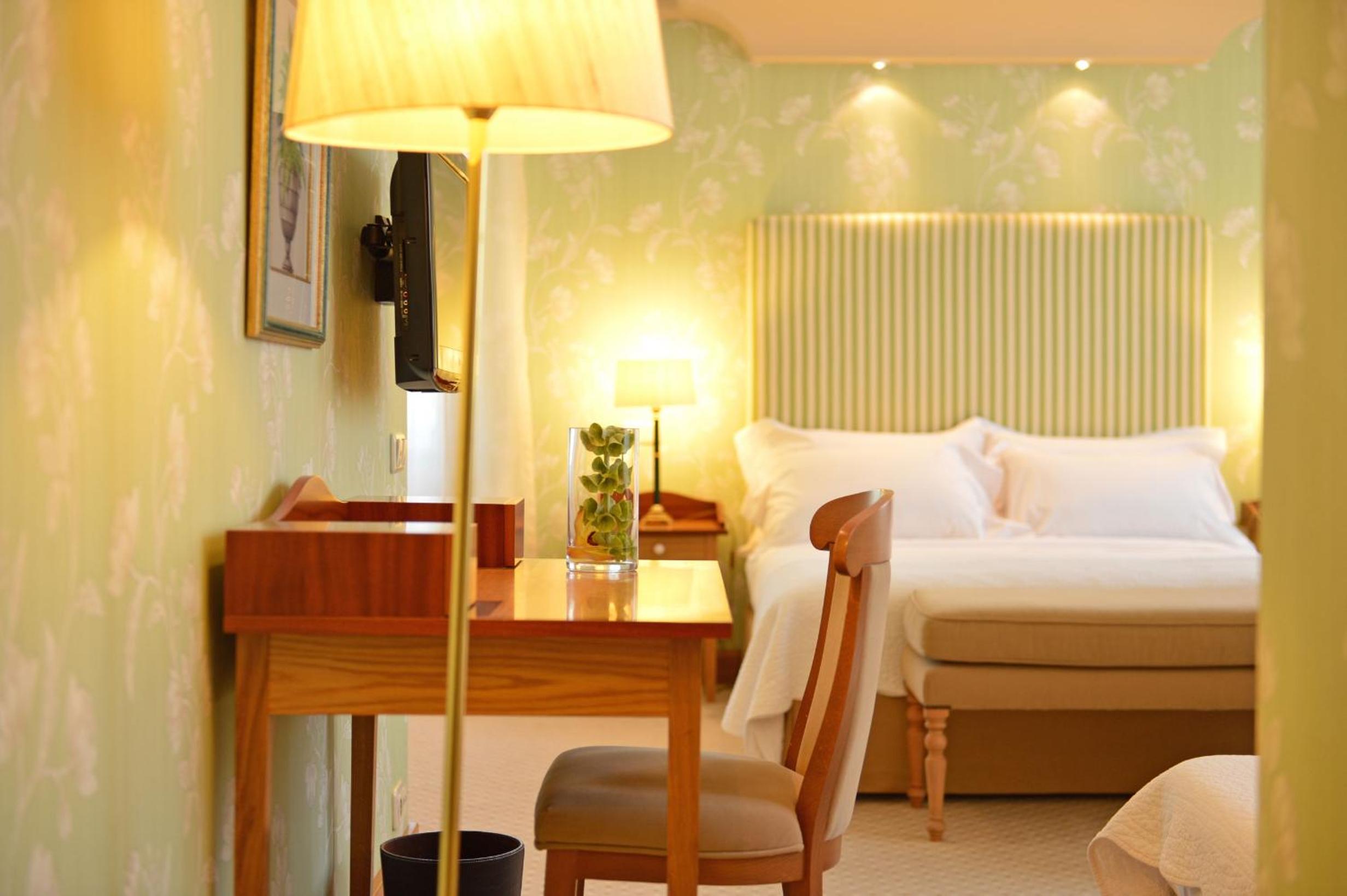 Standard Family Room - Photo 8