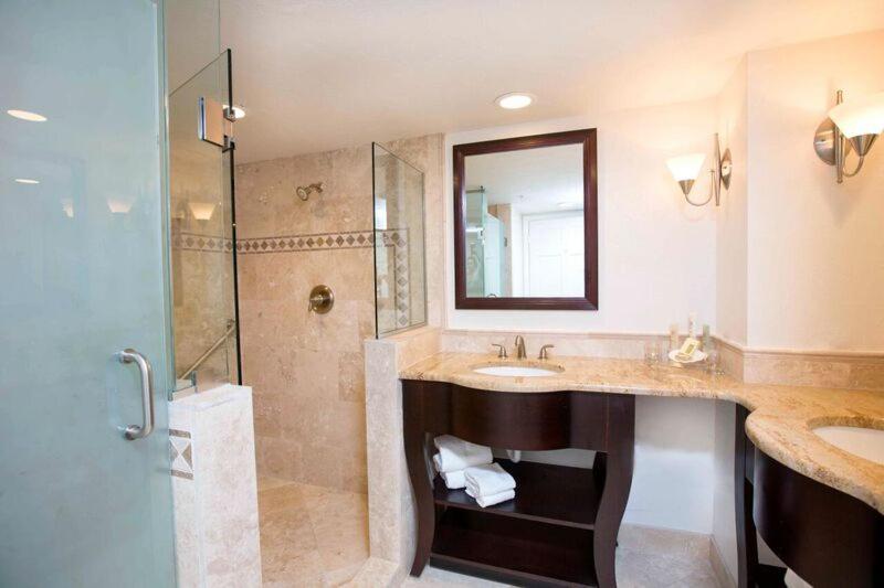 One-Bedroom King Suite photo 2
