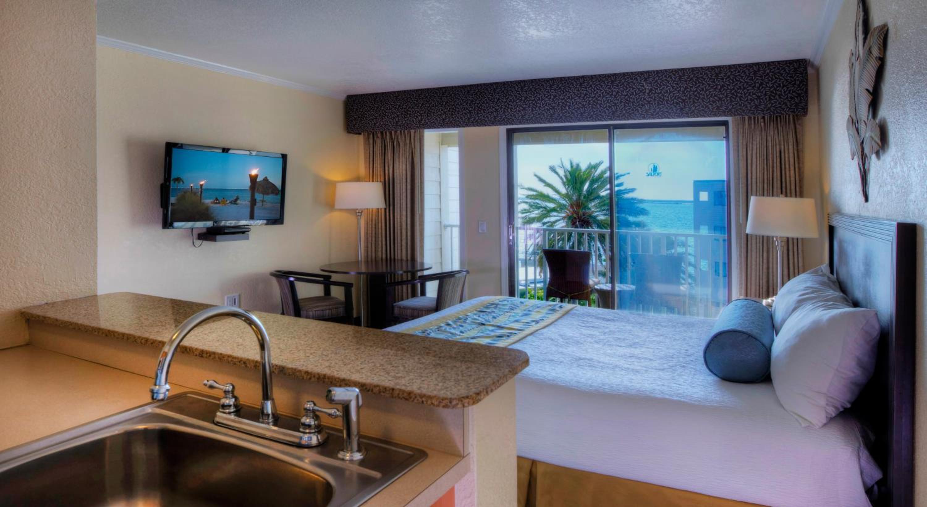 Deluxe Studio Suite with Bay View - Photo 3