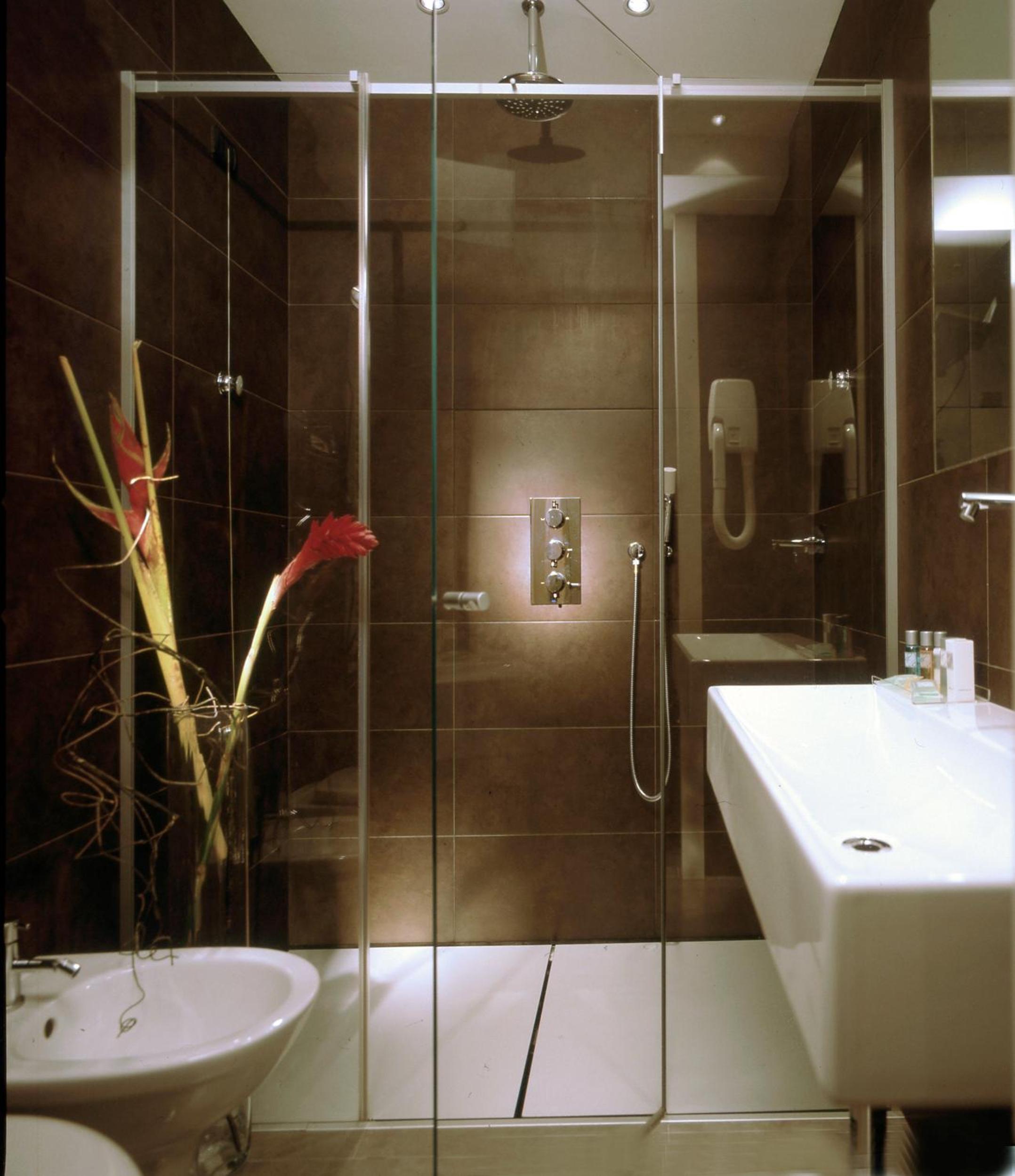 Double or Twin Room thumbnail 5