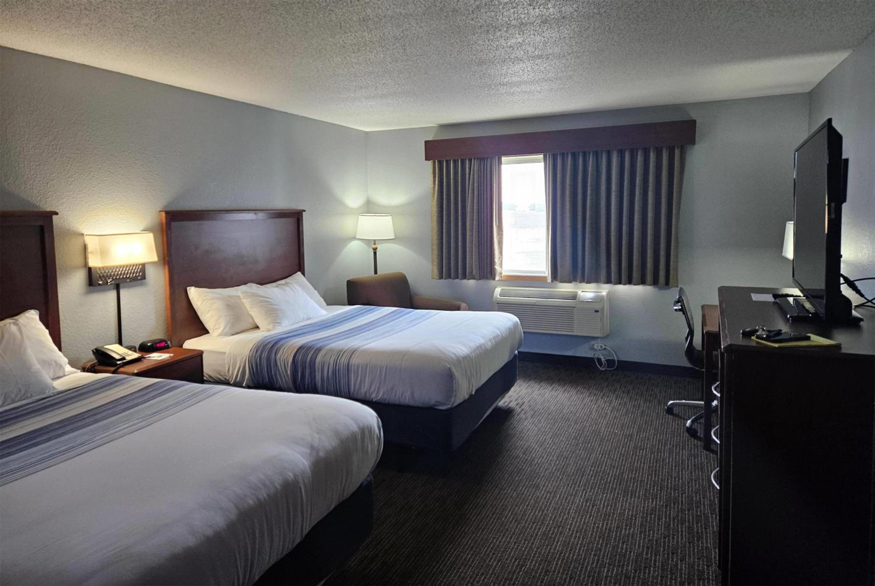Queen Room with Two Queen Beds photo 2
