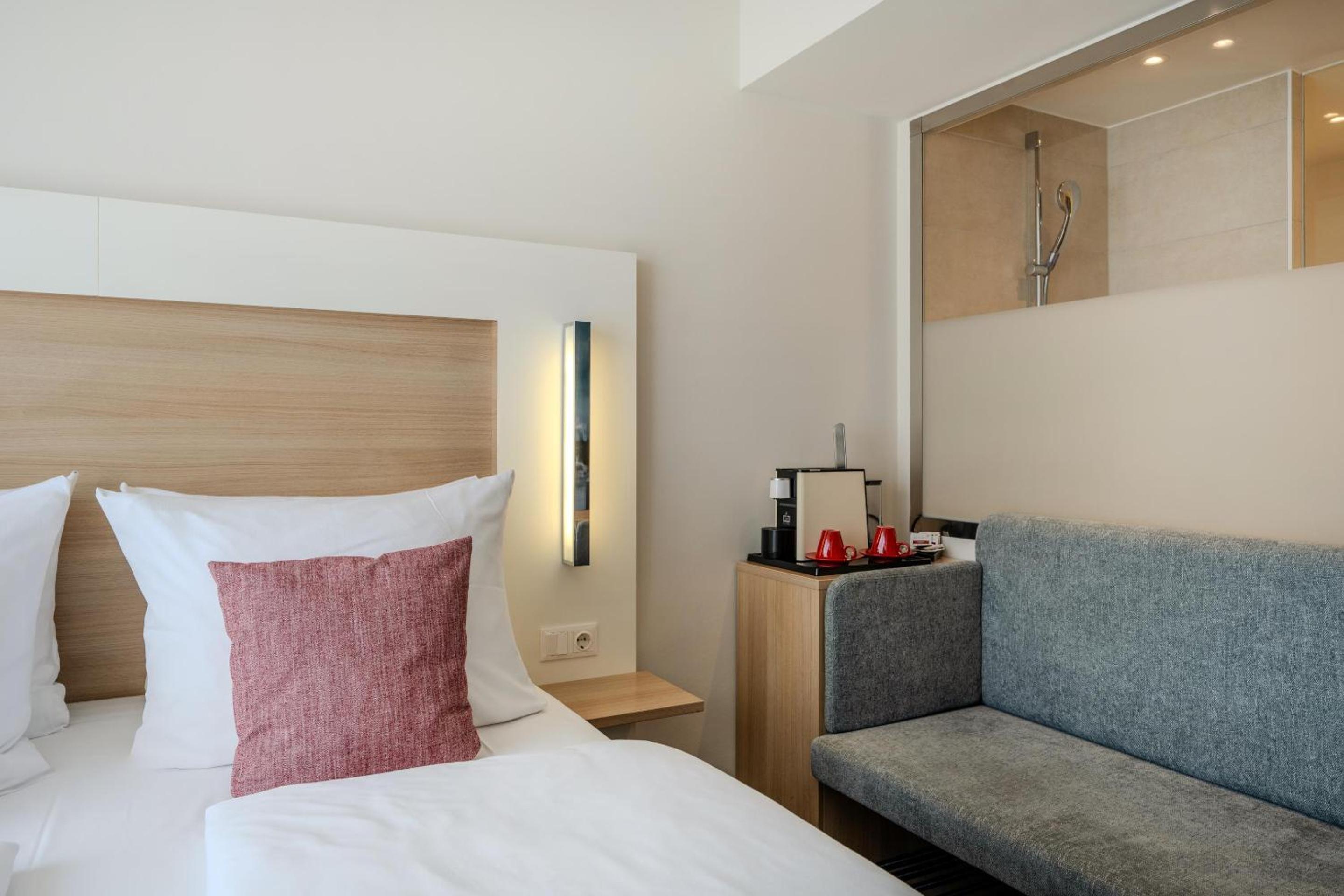 Queen Room with City View and Shower