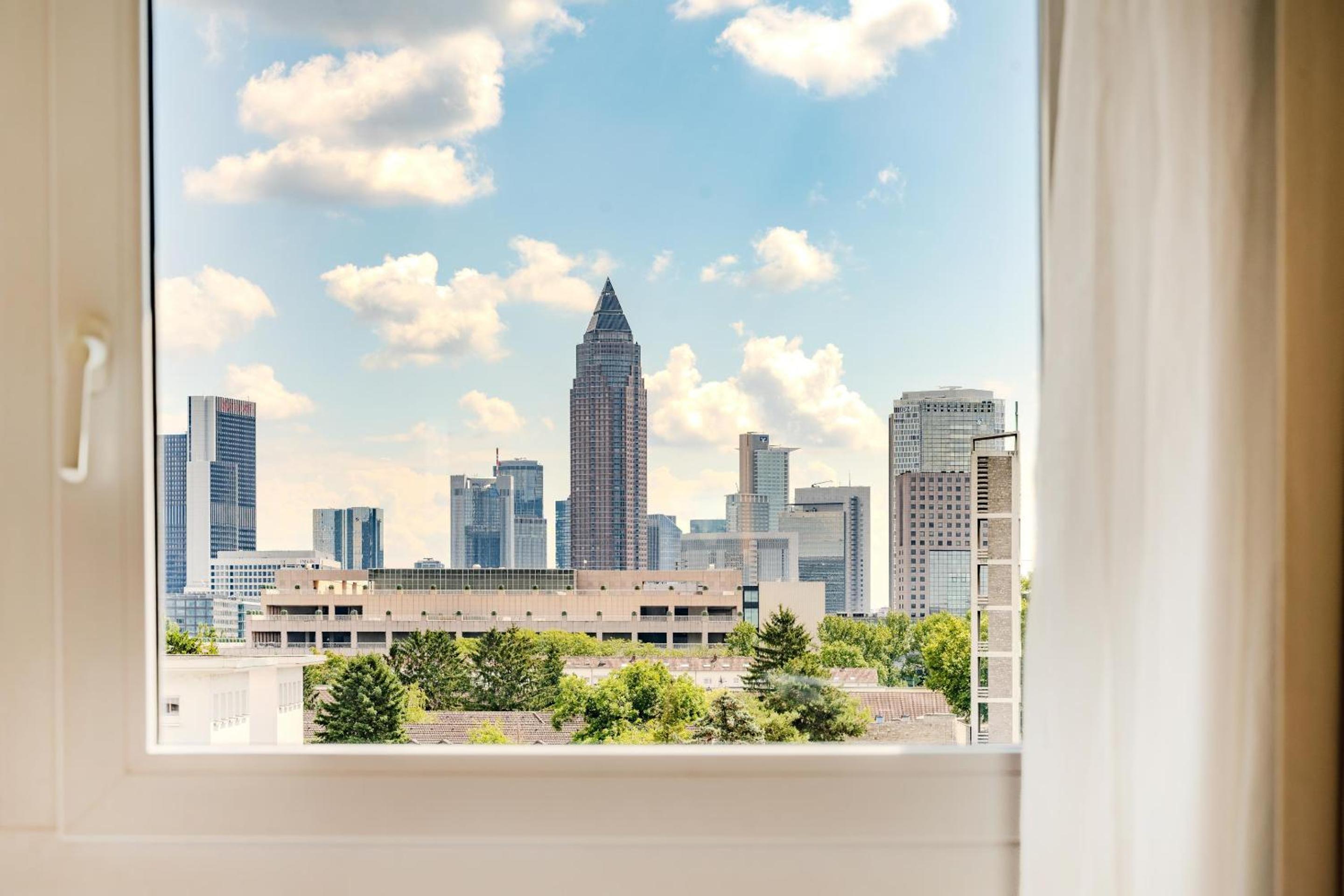 Queen Room with City View and Shower - Photo 9
