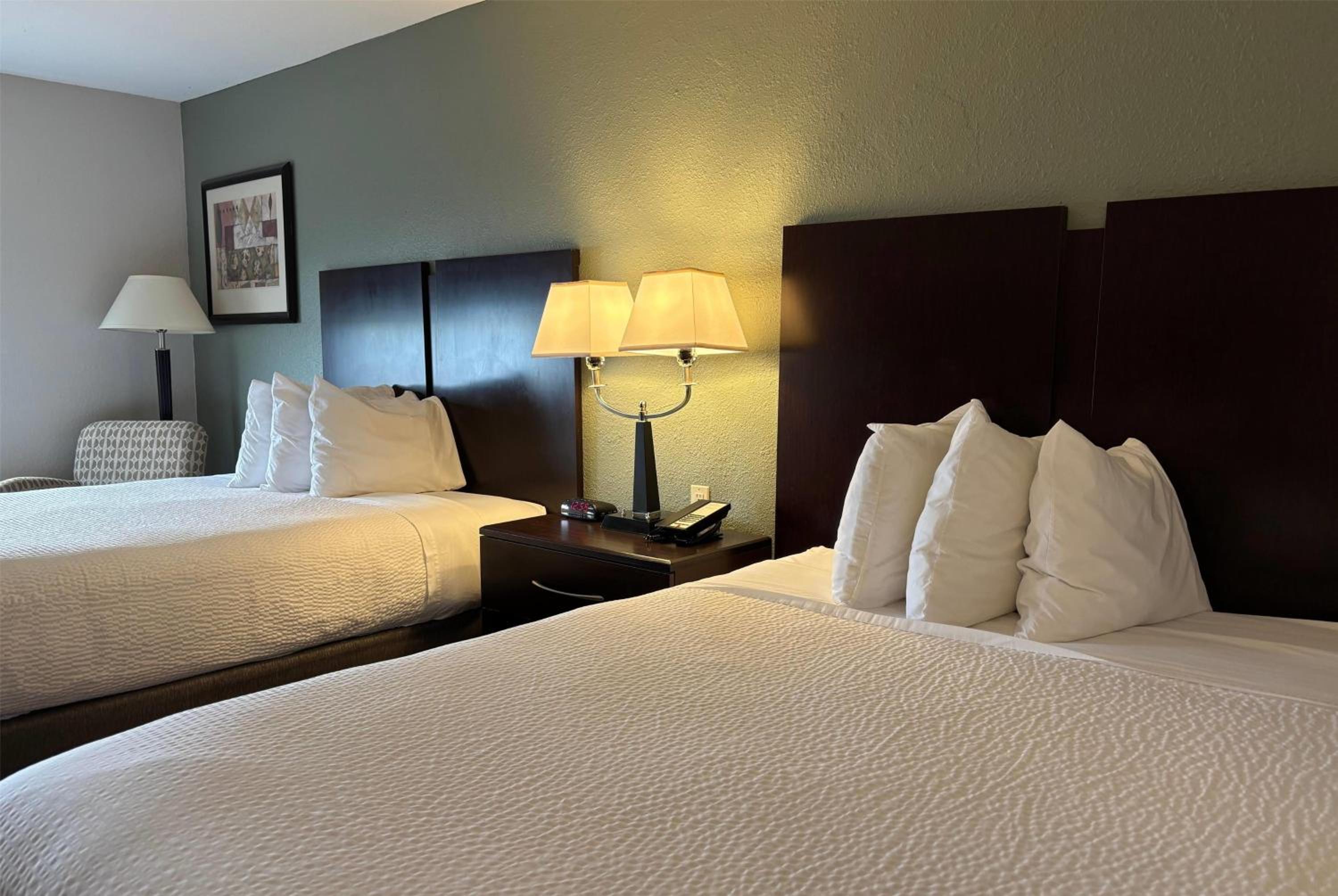 Queen Room with Two Queen Beds - Non-Smoking - Photo 3