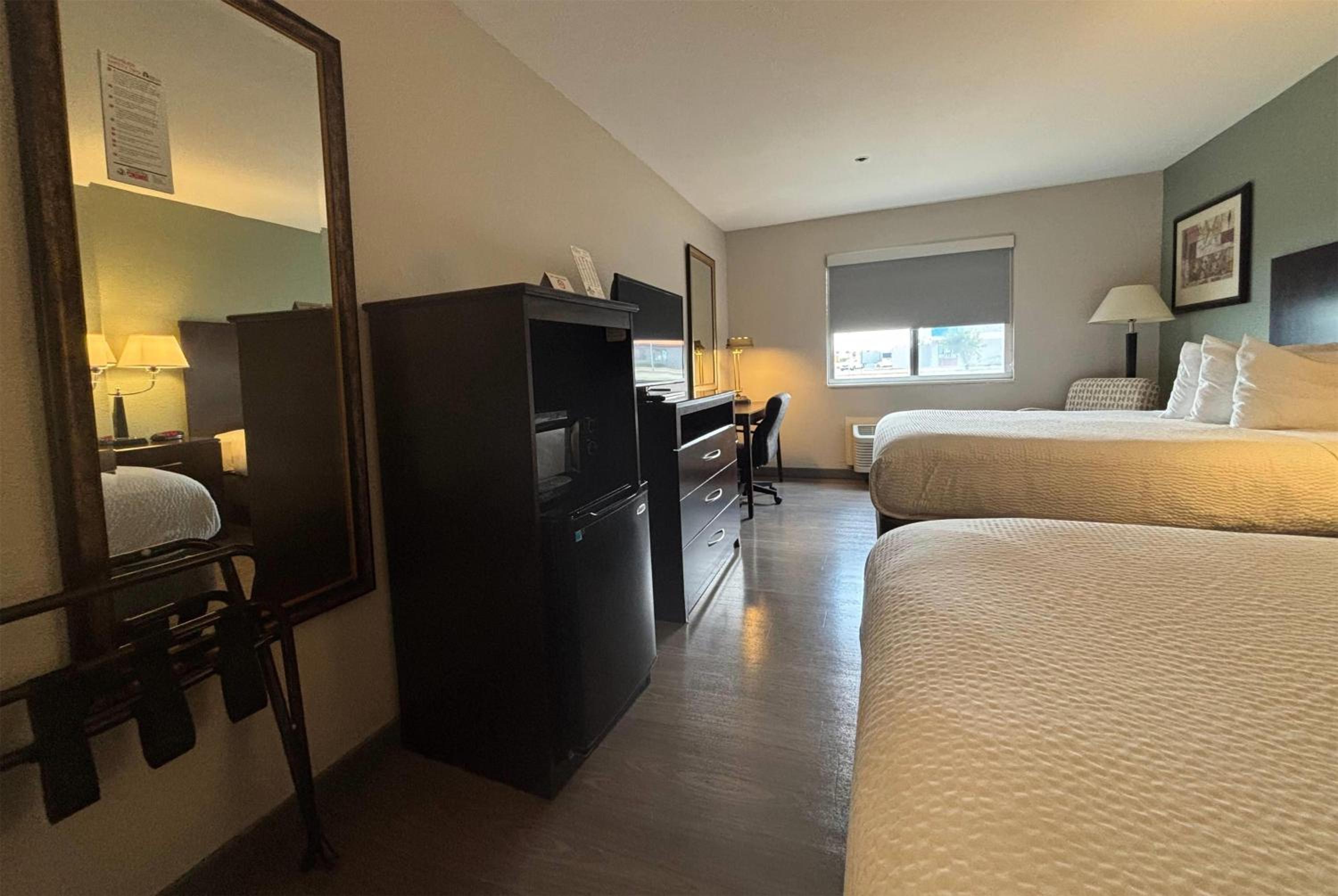 Queen Room with Two Queen Beds - Non-Smoking - Photo 4