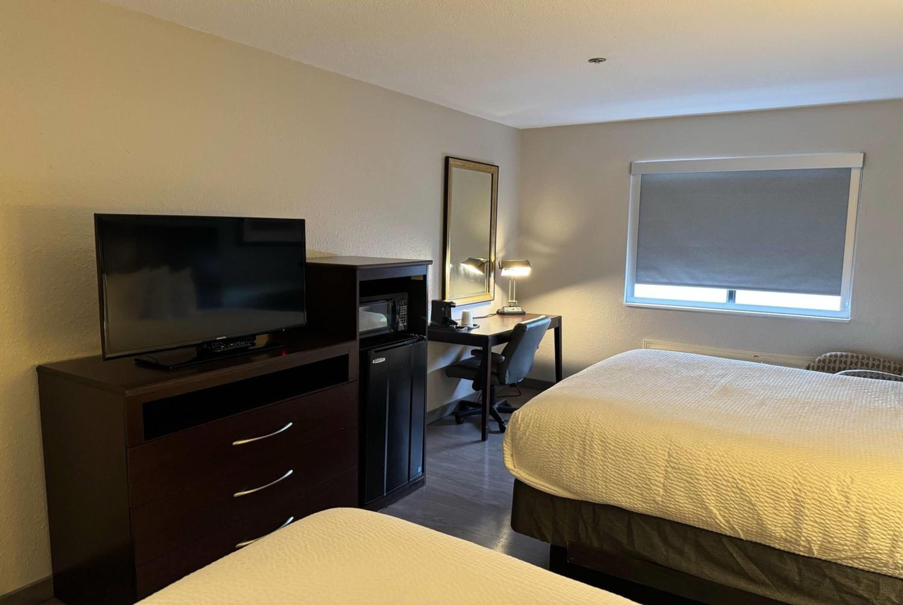 Queen Room with Two Queen Beds - Non-Smoking - Photo 5