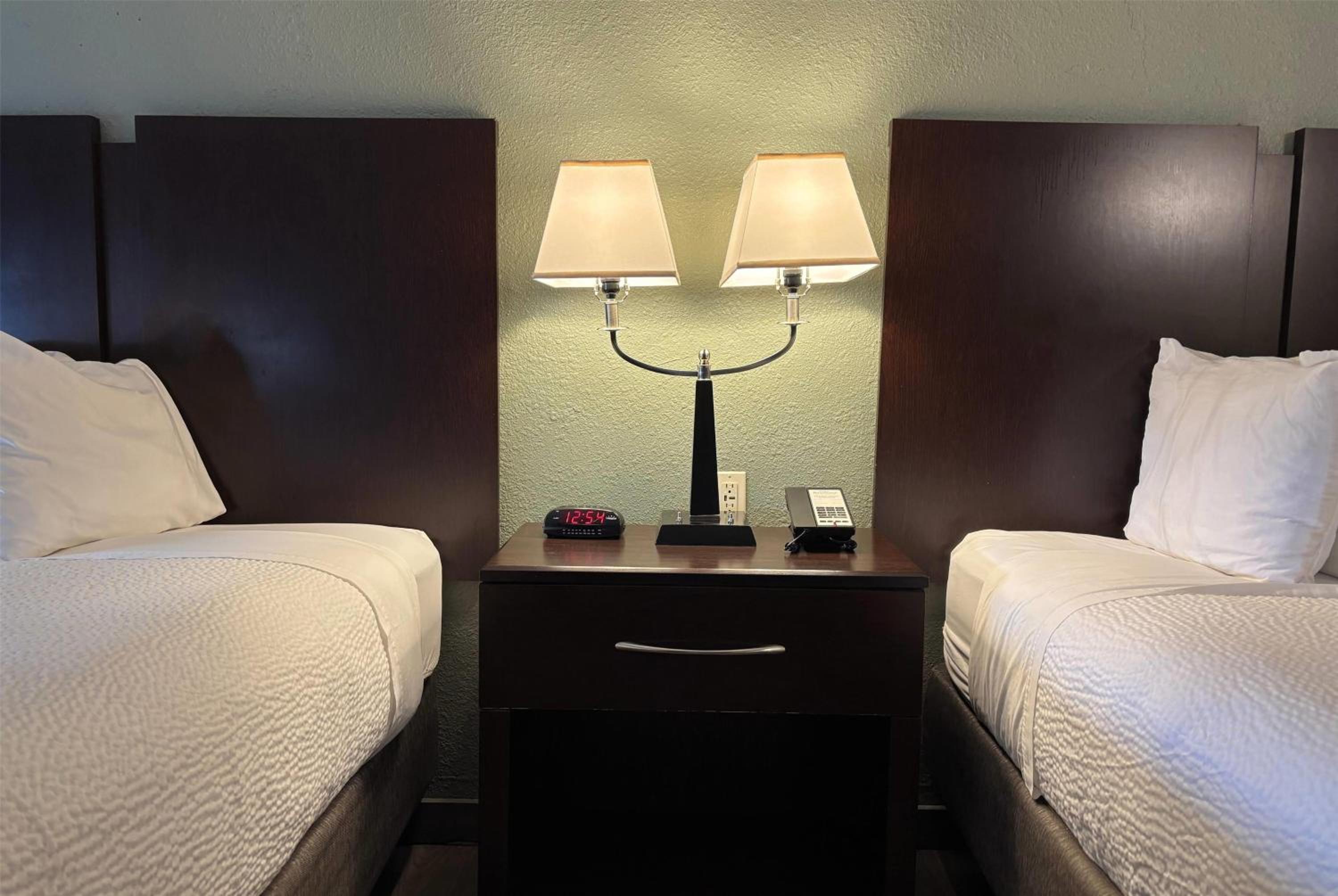 Queen Room with Two Queen Beds - Non-Smoking - Photo 6