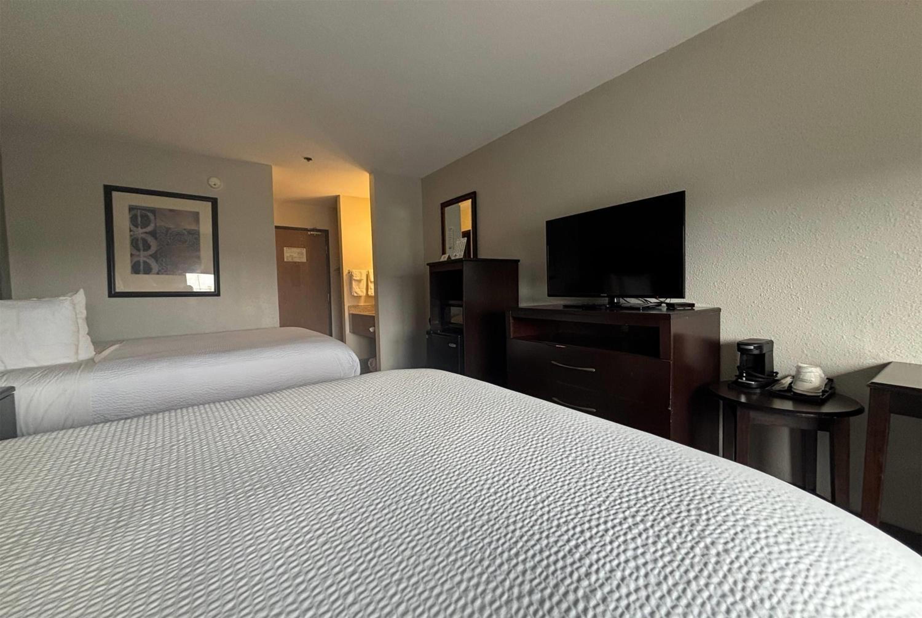 Queen Room with Two Queen Beds - Non-Smoking - Photo 7