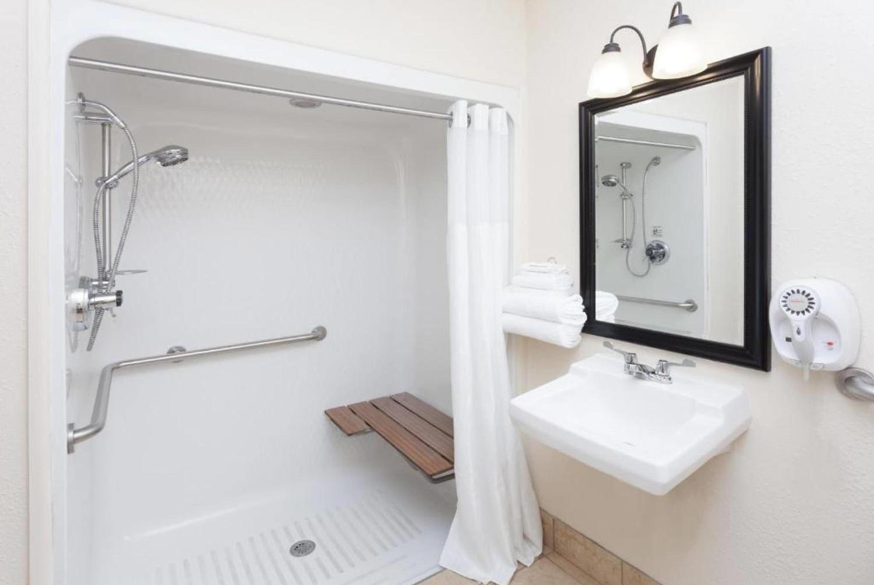 Queen Room with Roll-In Shower - Mobility Accessible/Non-Smoking - Photo 4