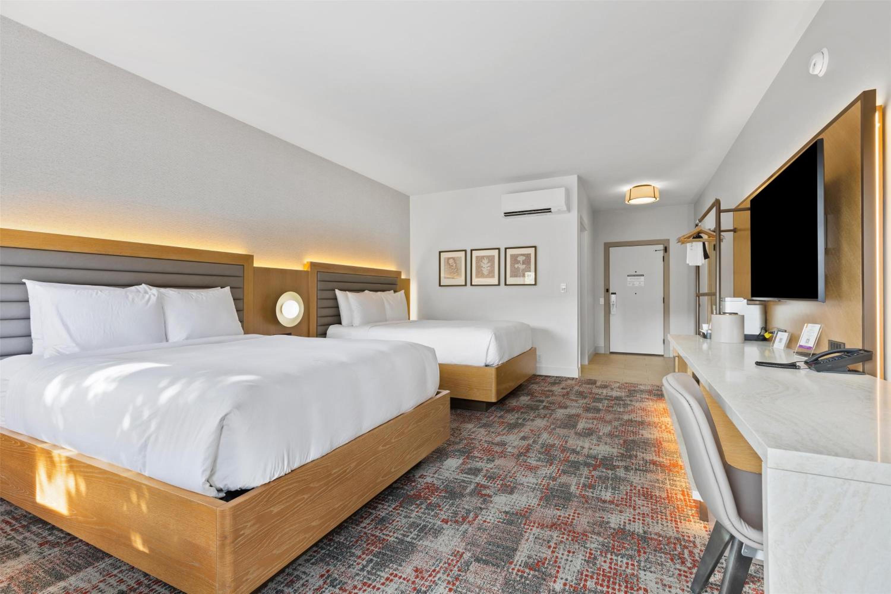 Queen Room with Two Queen Beds - Photo 5