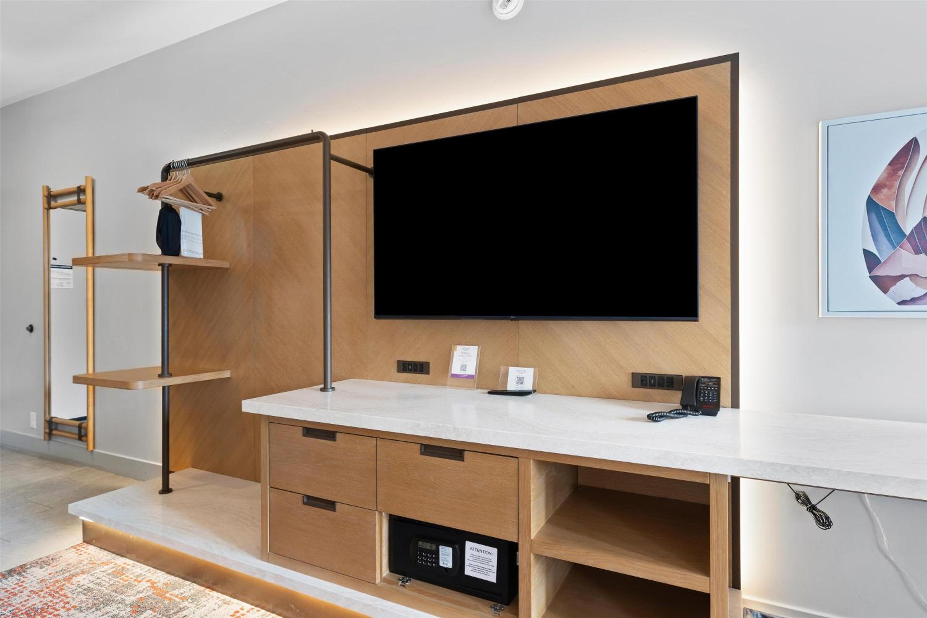 Queen Room with Two Queen Beds - Annex Building - Photo 10
