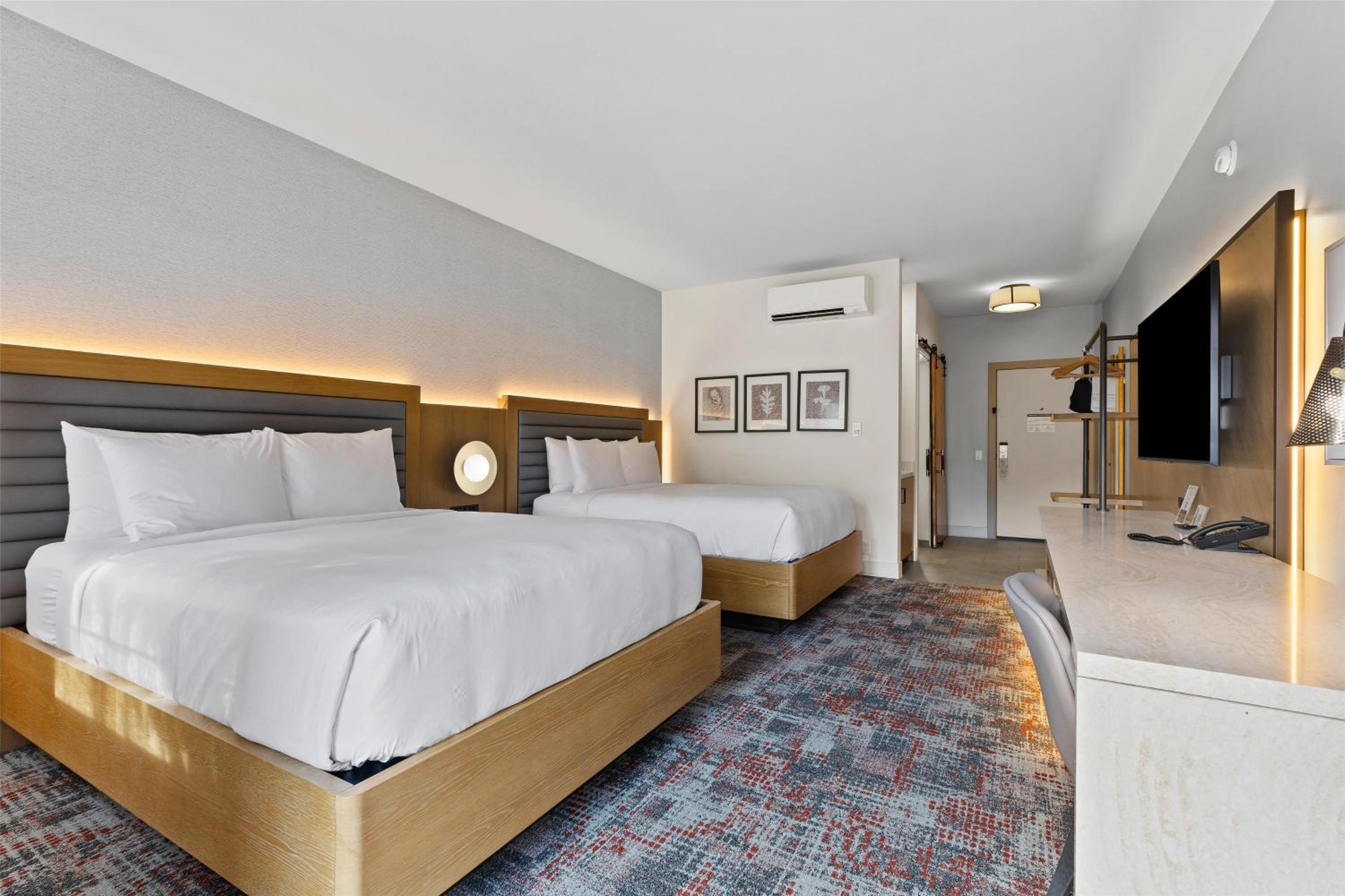 Queen Room with Two Queen Beds - Photo 9