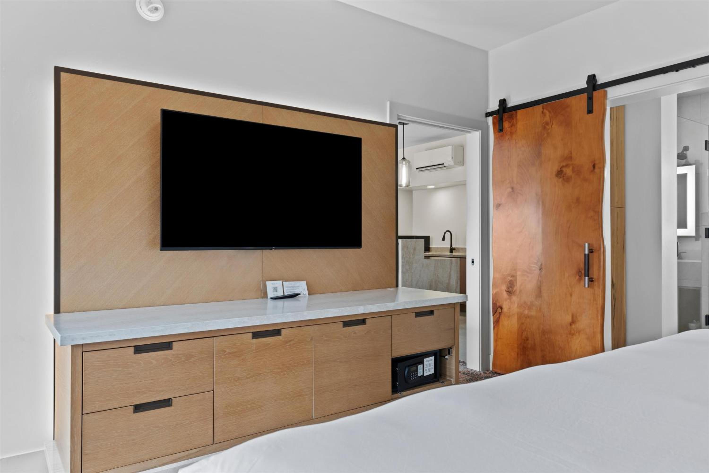 One-Bedroom King Suite - Photo 11