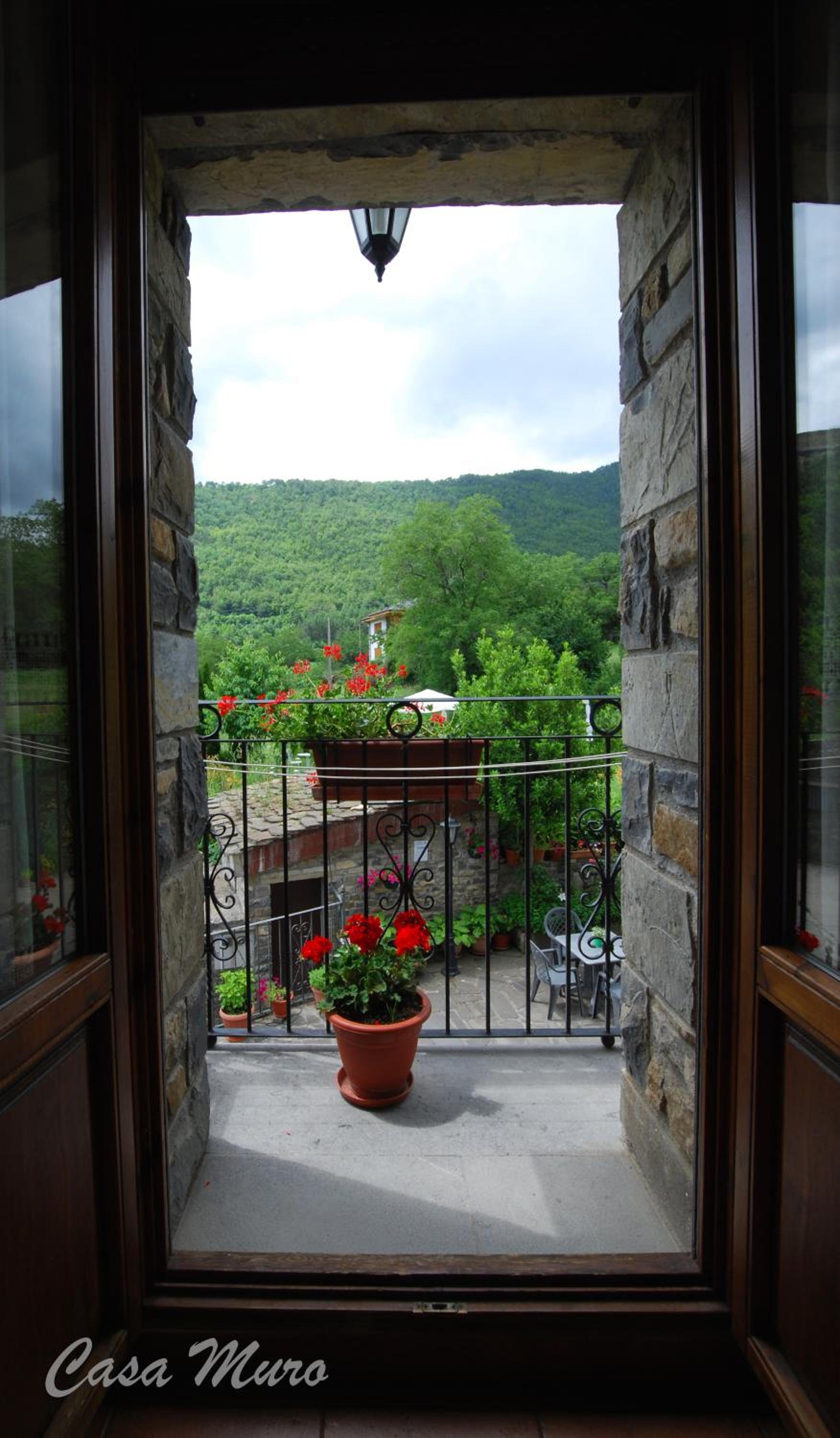 Apartamento de dos habitaciones con balcón y vista a la montaña