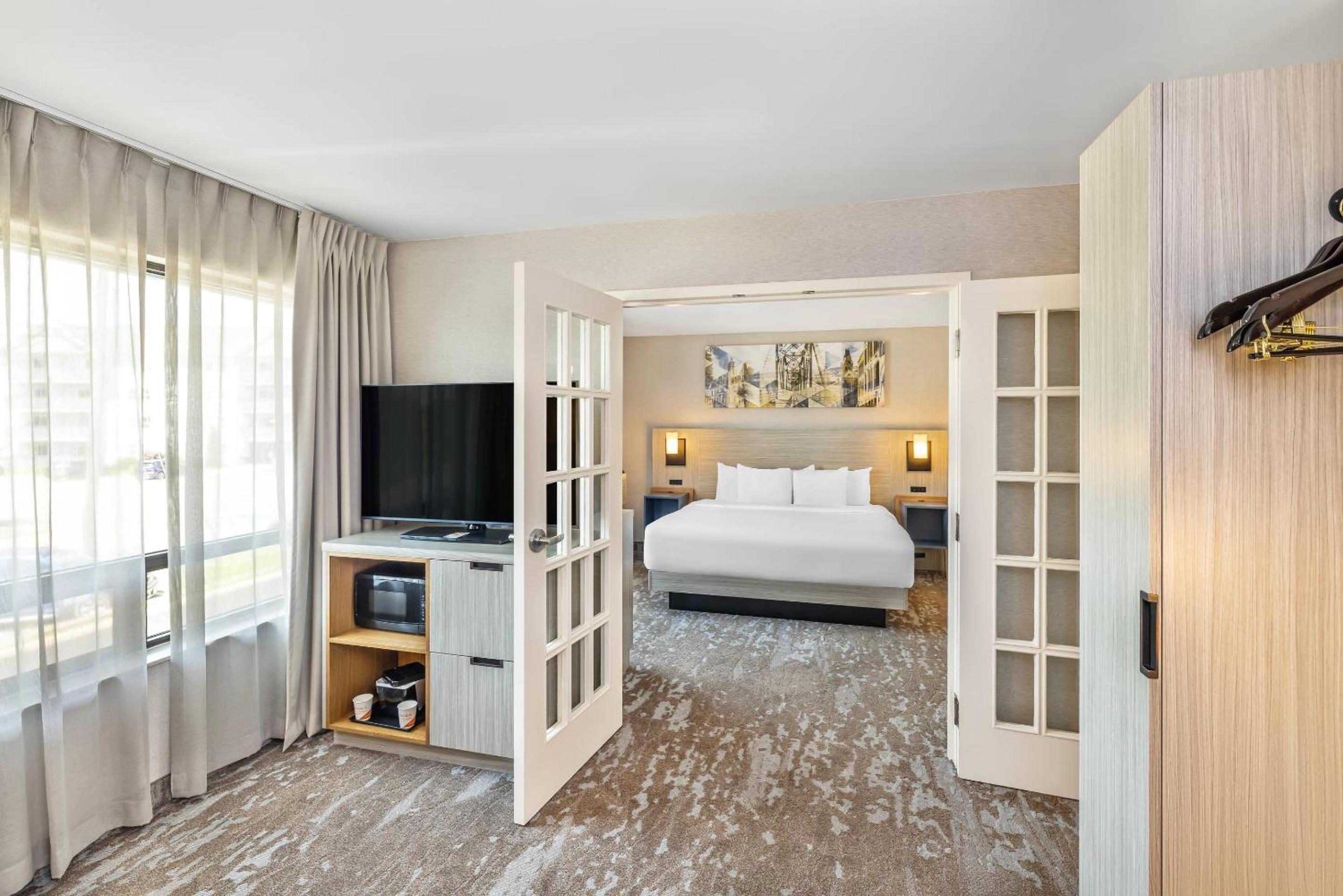 King Suite with Living Room - Non Smoking - Photo 6