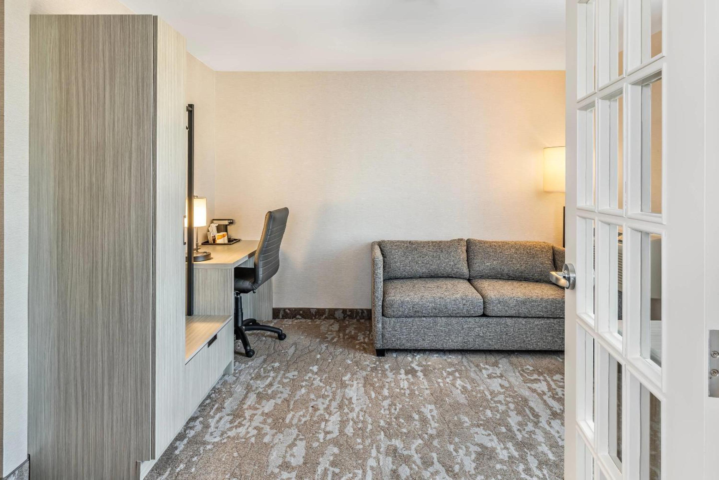 King Suite with Living Room - Non Smoking - Photo 8