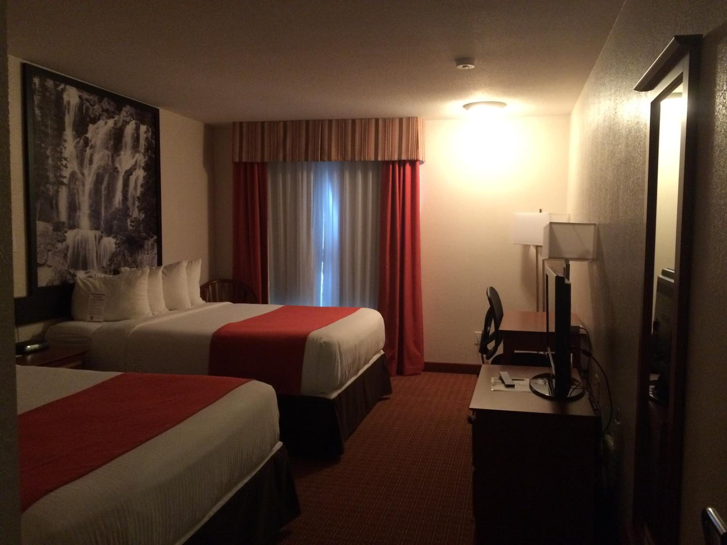 Queen Room with Two Queen Beds - Non-Smoking - Photo 5