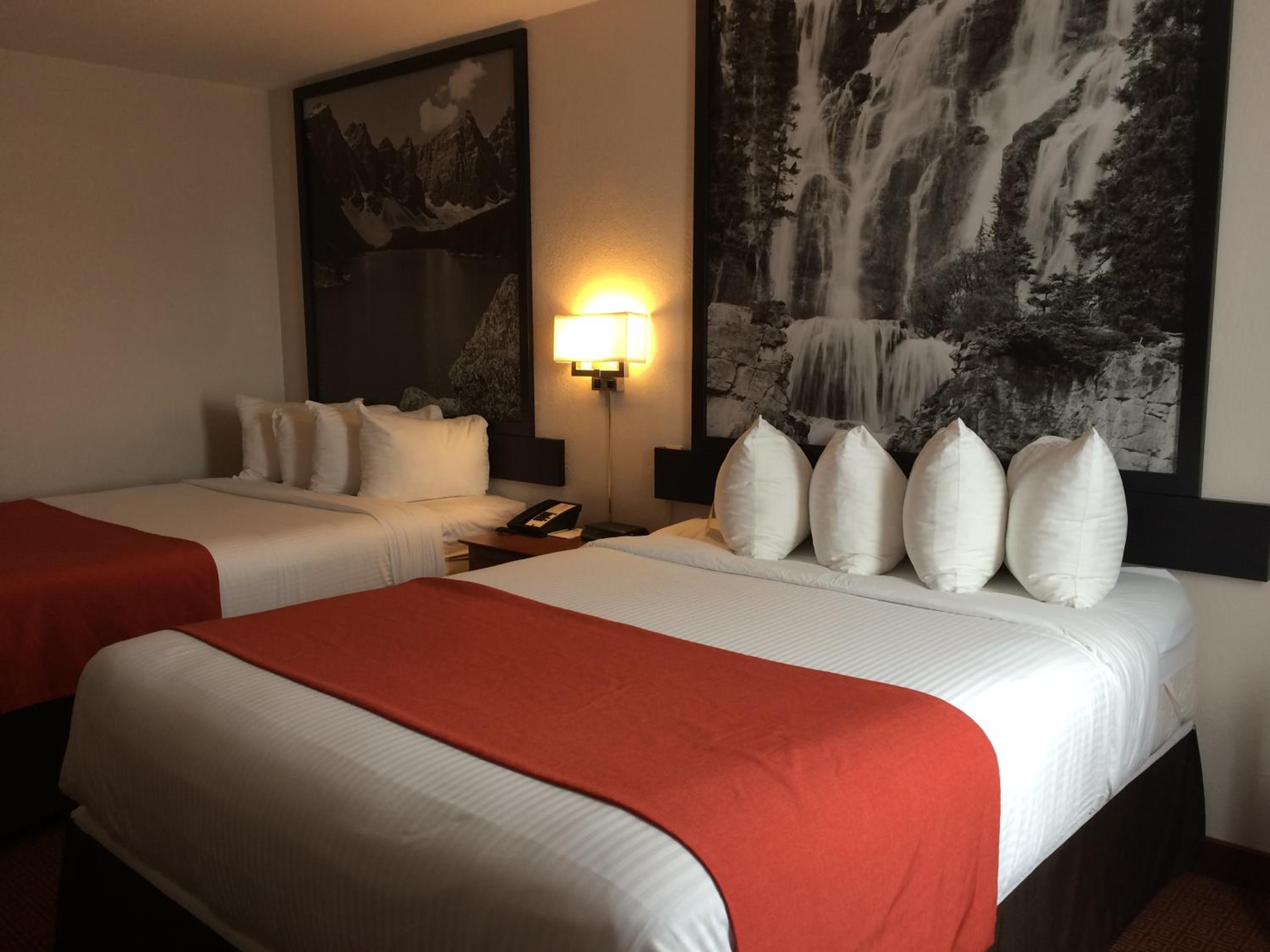 Queen Room with Two Queen Beds - Non-Smoking - Photo 6