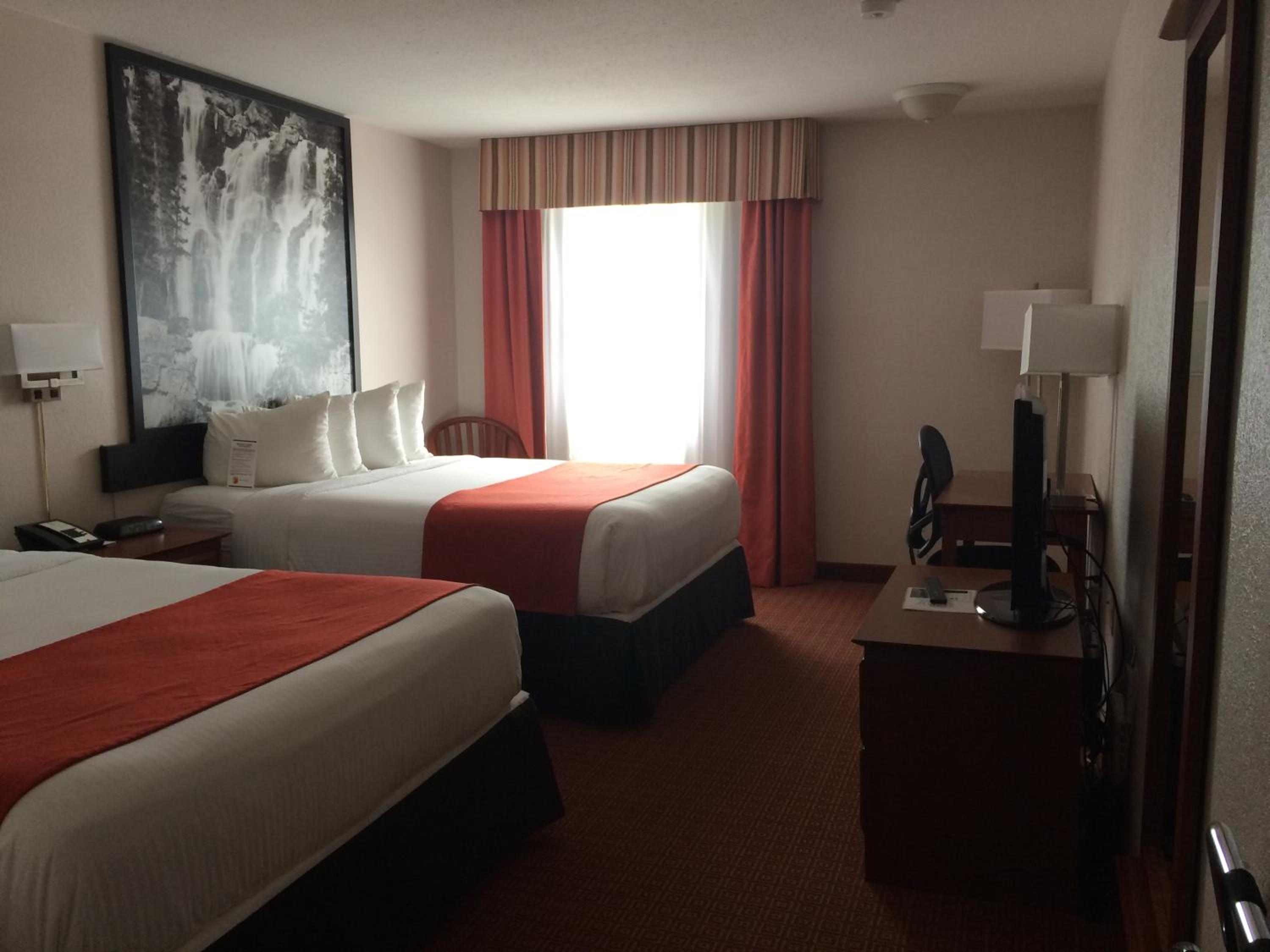 Queen Room with Two Queen Beds - Non-Smoking - Photo 9