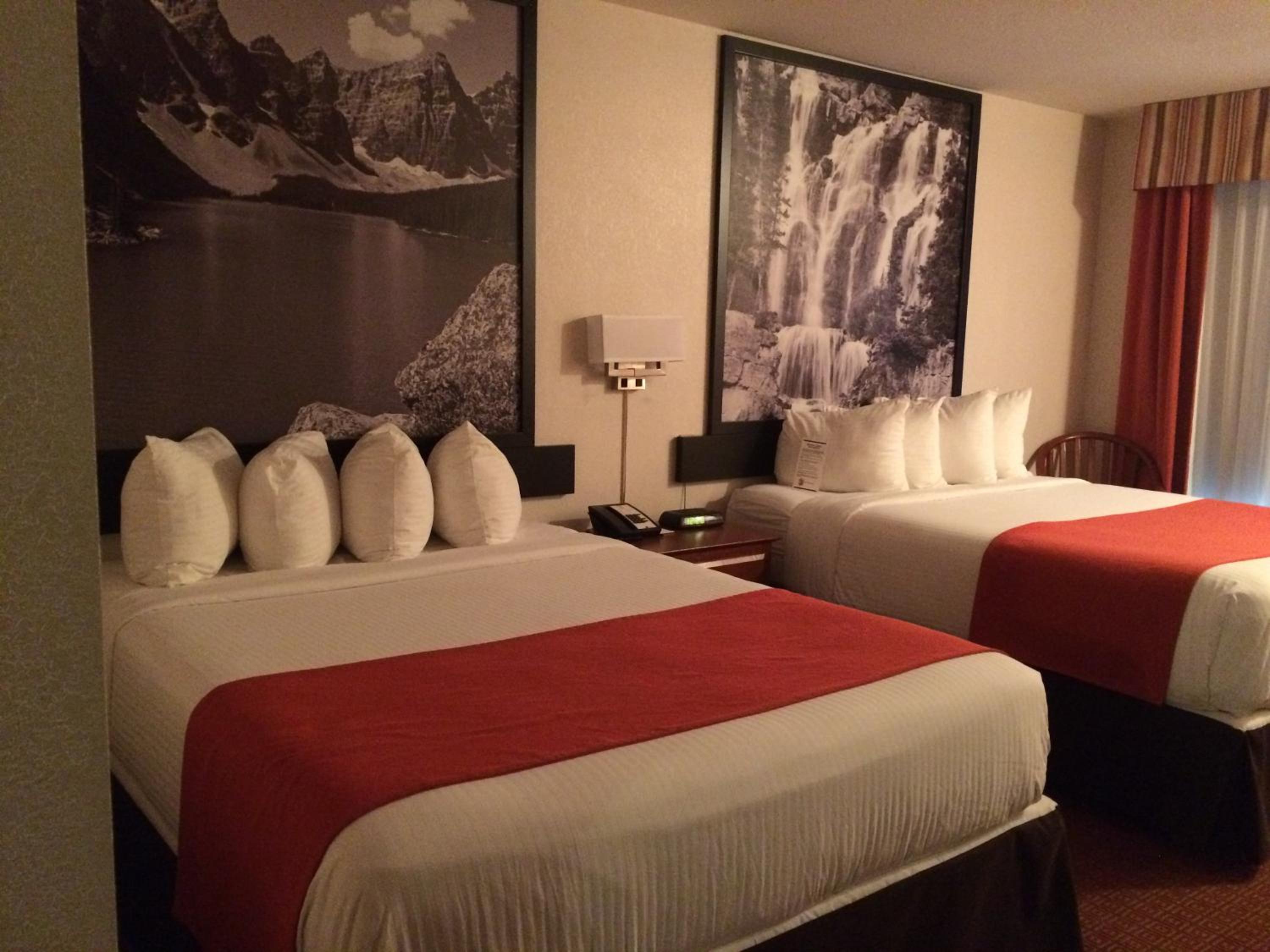 Queen Room with Two Queen Beds - Non-Smoking - Photo 7