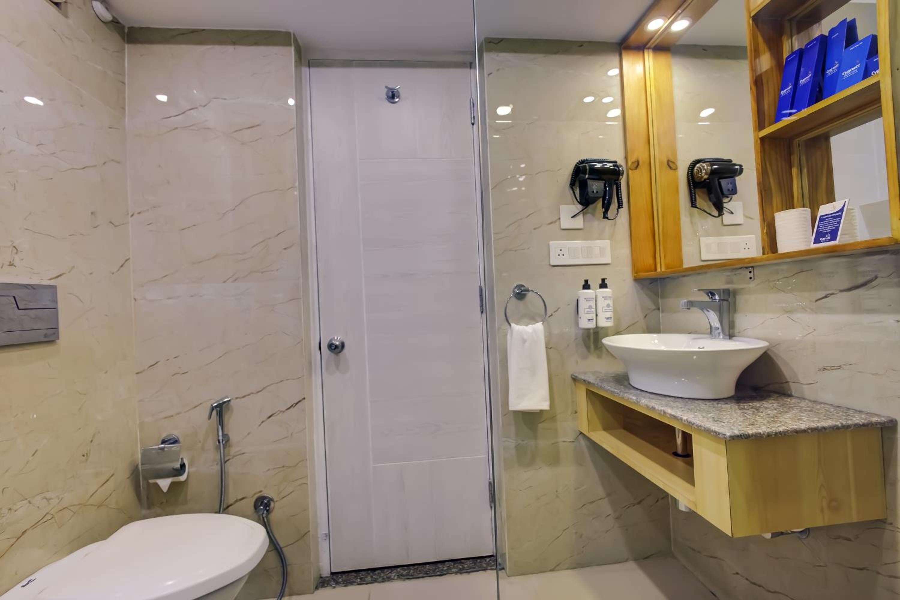 Executive Suite - Photo 8