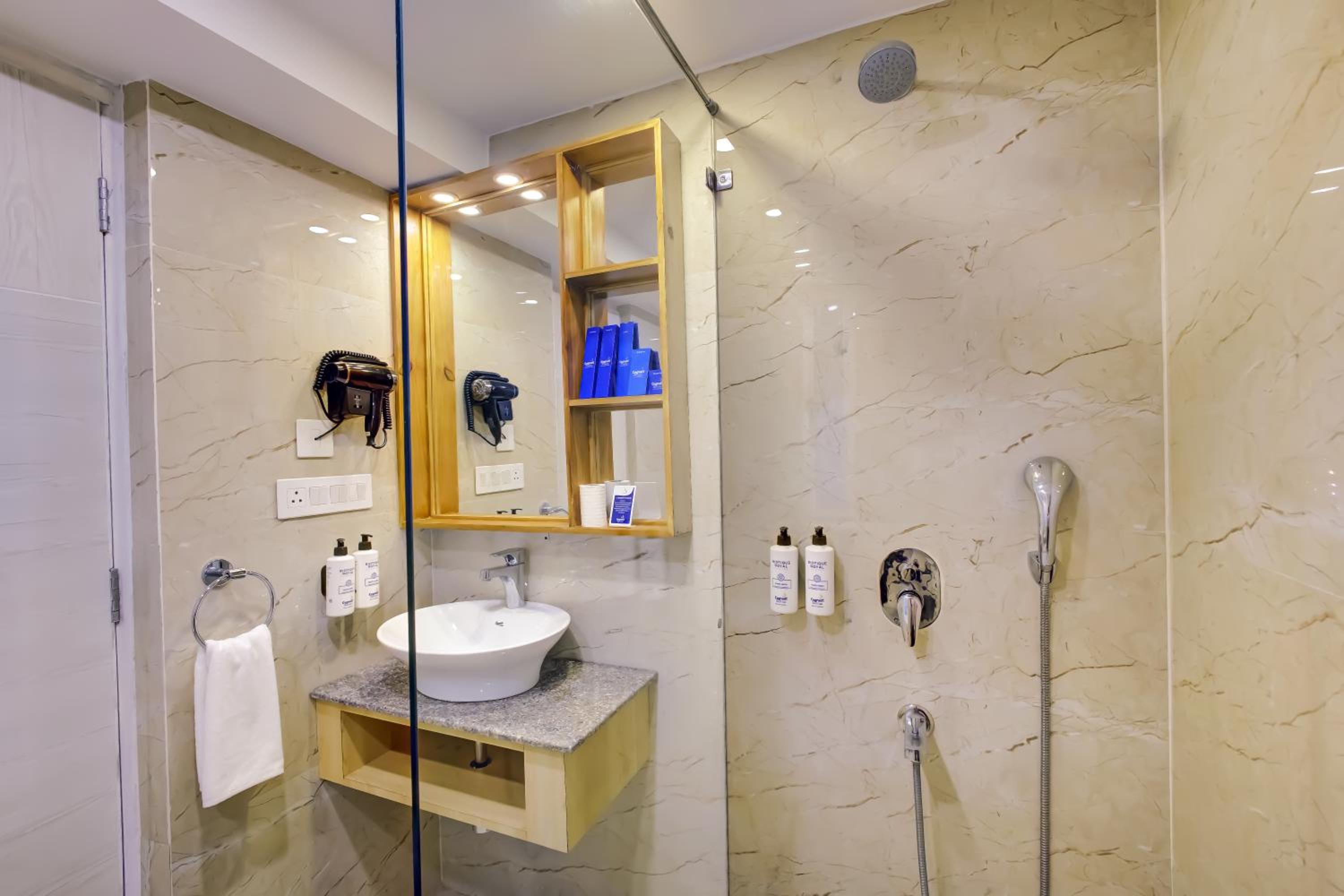 Executive Suite - Photo 10