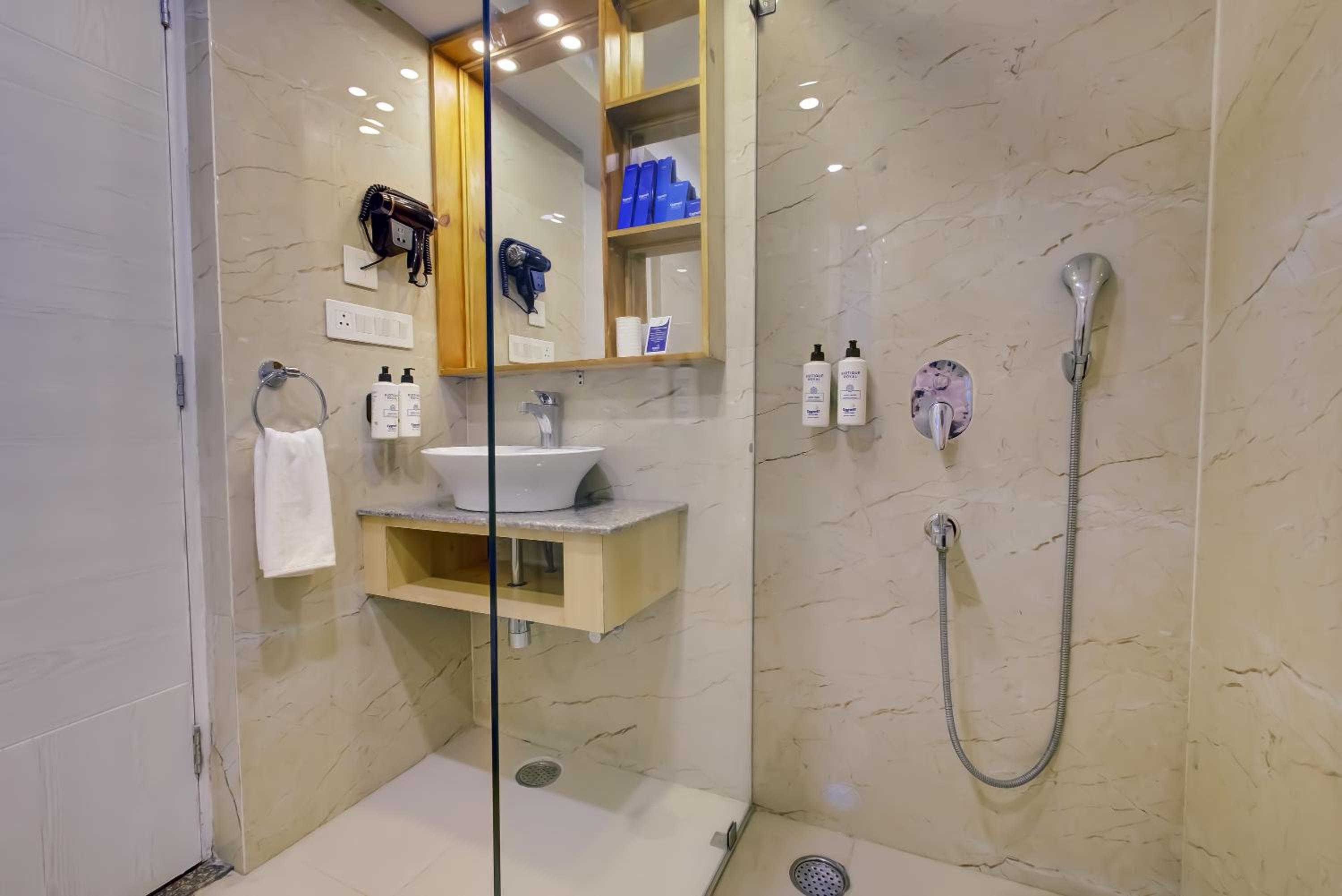 Executive Suite - Photo 11