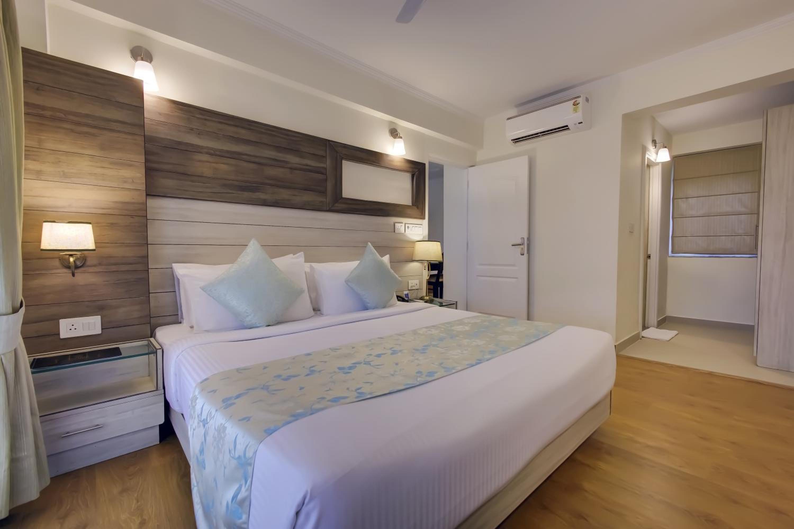 Executive Suite - Photo 13
