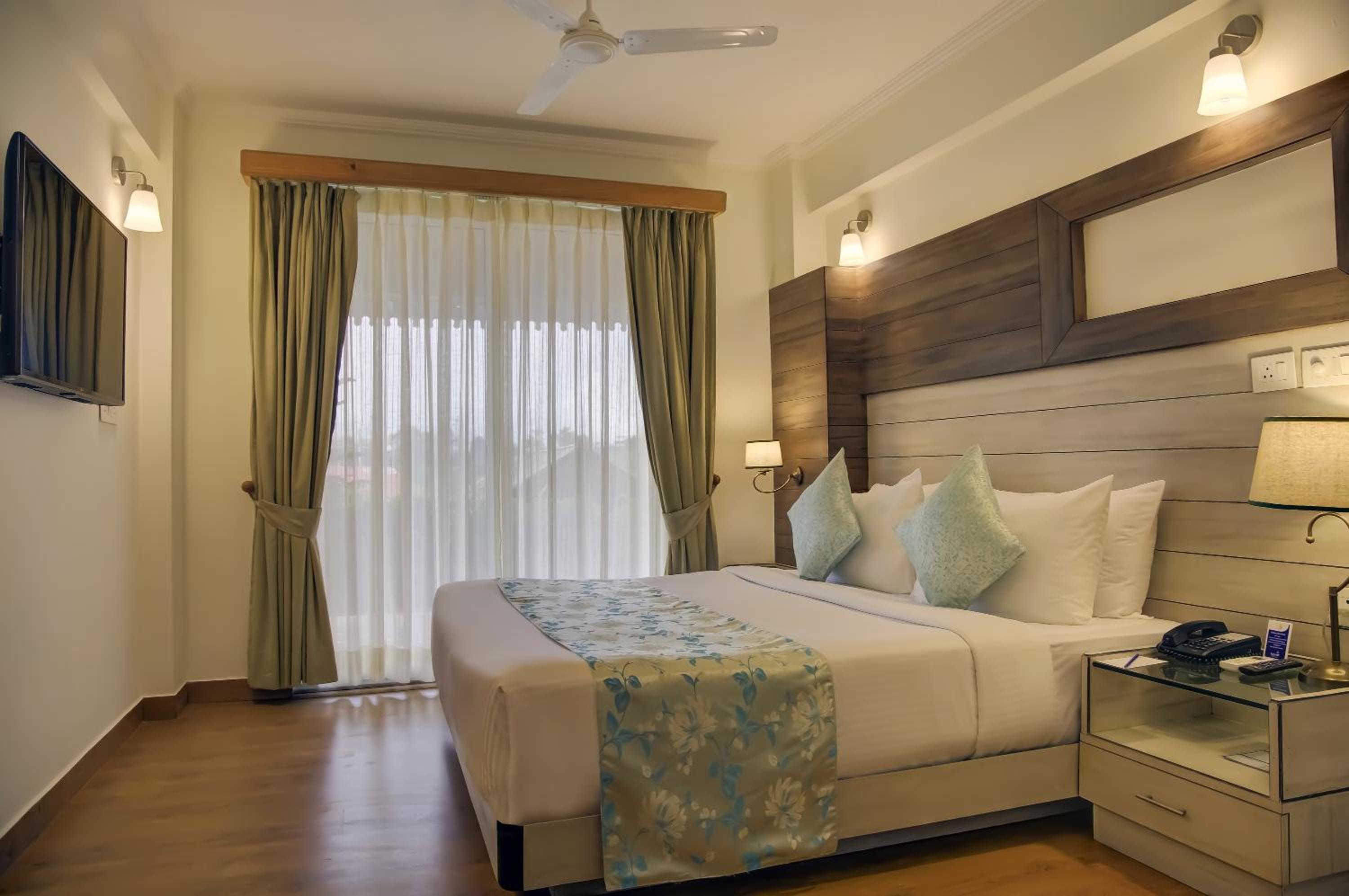 Executive Suite - Photo 14