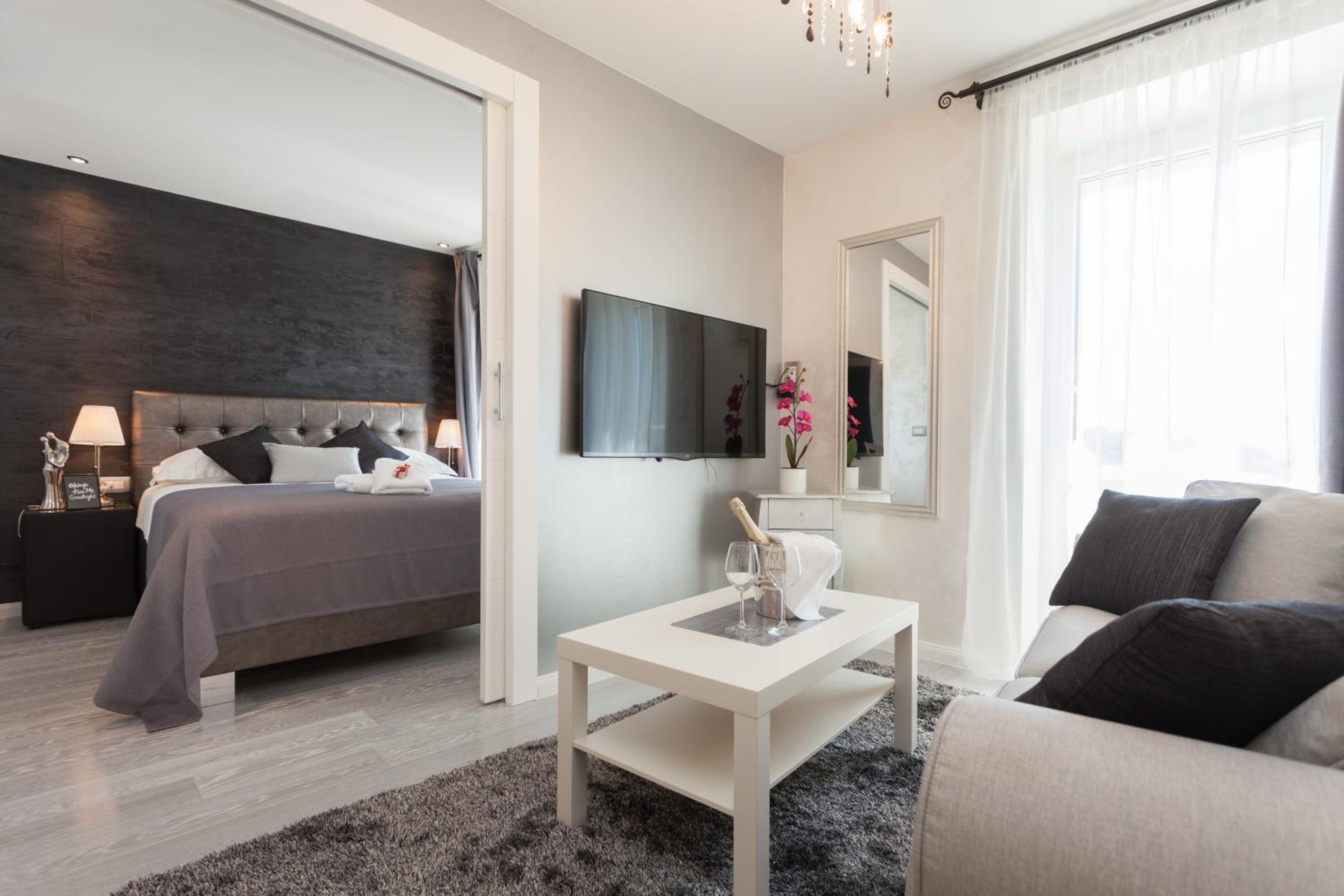 Deluxe Apartment with Sea View - Photo 1