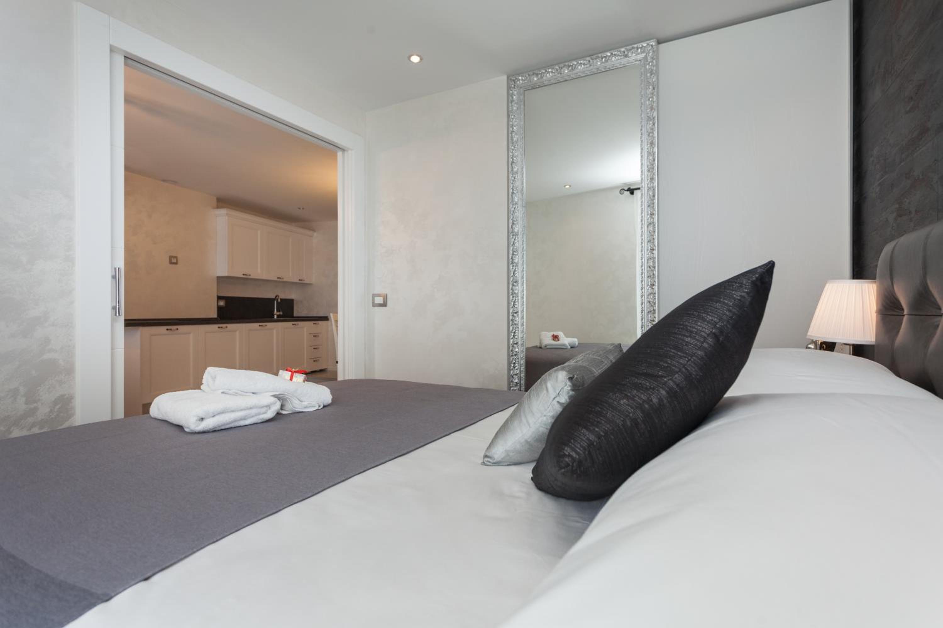 Deluxe Apartment with Sea View - Photo 11