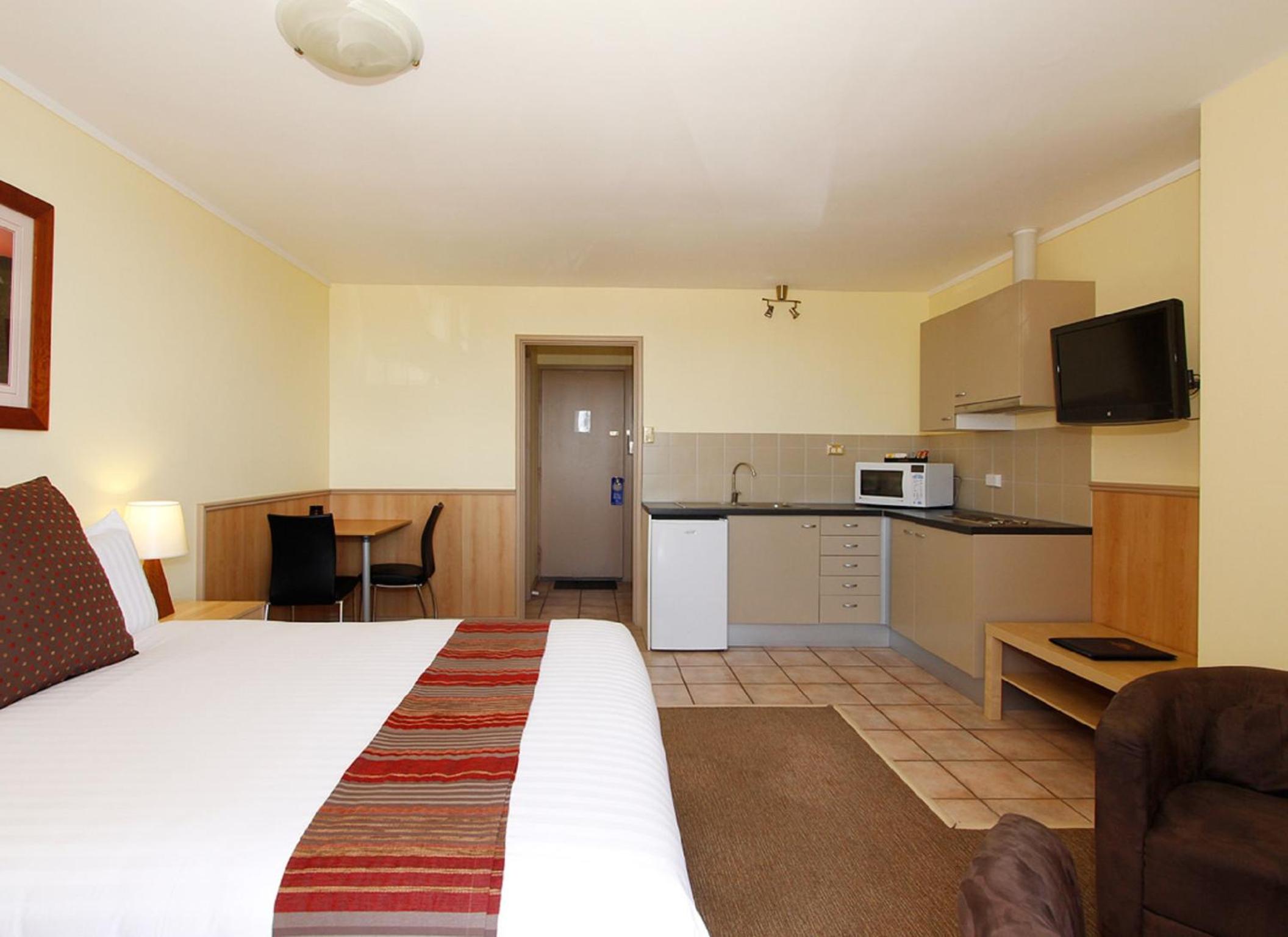 Queen Room with Kitchenette - Photo 4