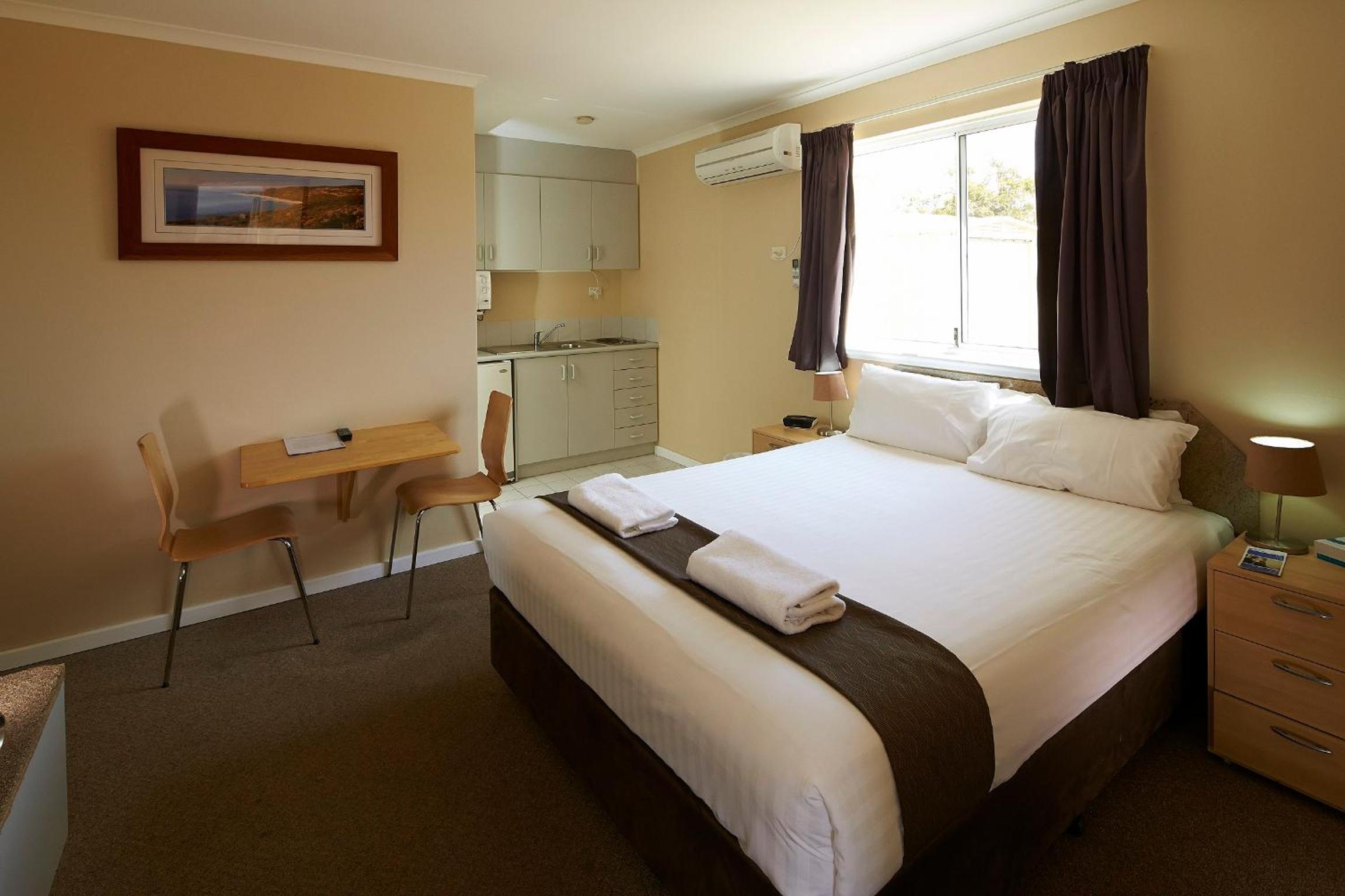 Queen Room with Kitchenette - Photo 1
