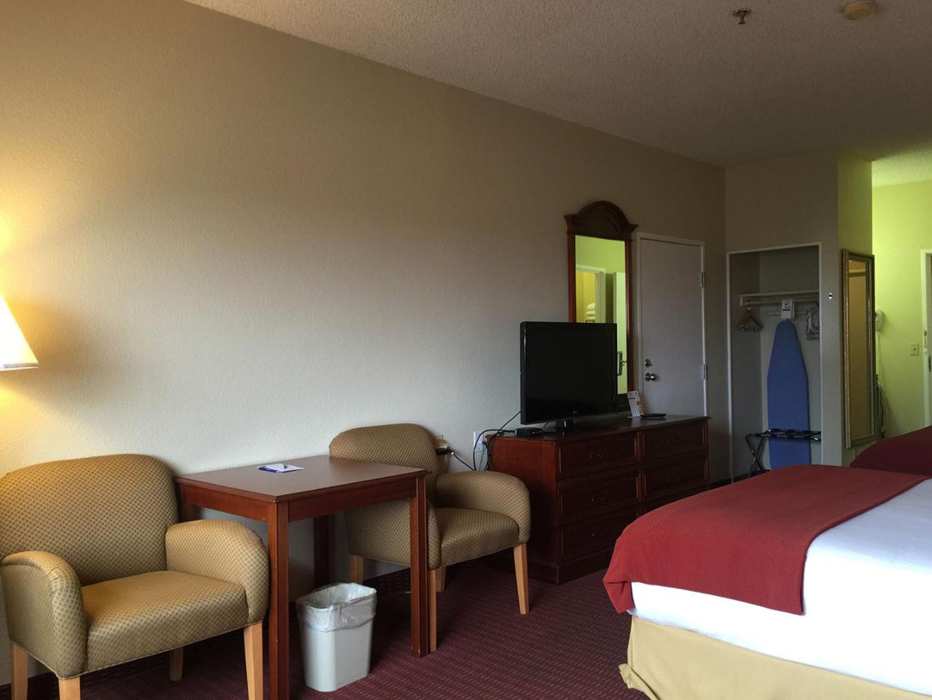 Queen Room with Two Queen Beds - Non-Smoking - Photo 4