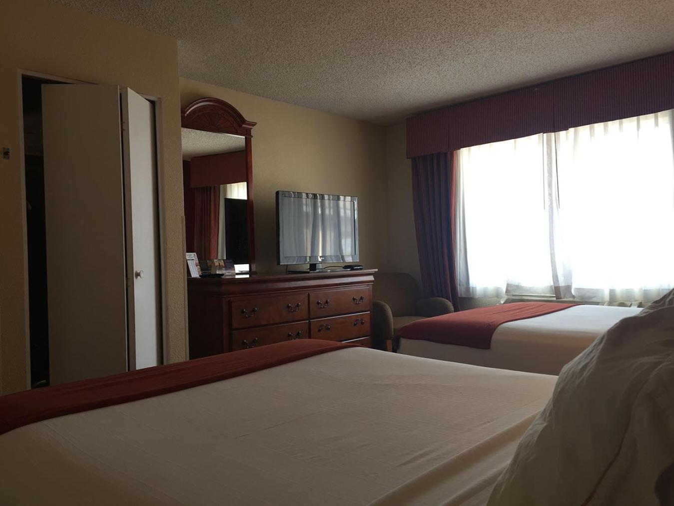 Deluxe Room with 2 Queen Beds, Non-Smoking - Photo 5