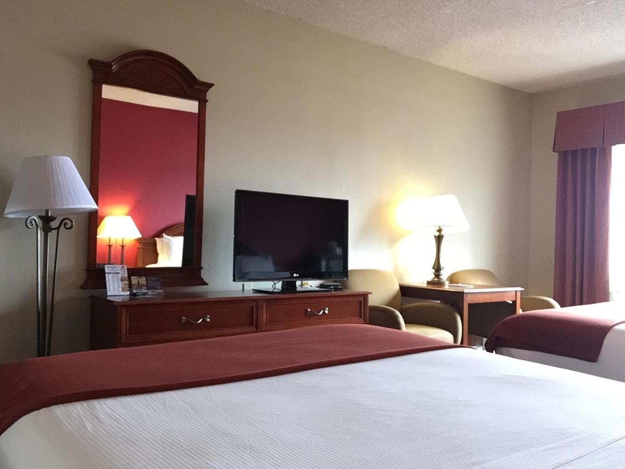 Deluxe Room with 2 Queen Beds, Non-Smoking - Photo 2