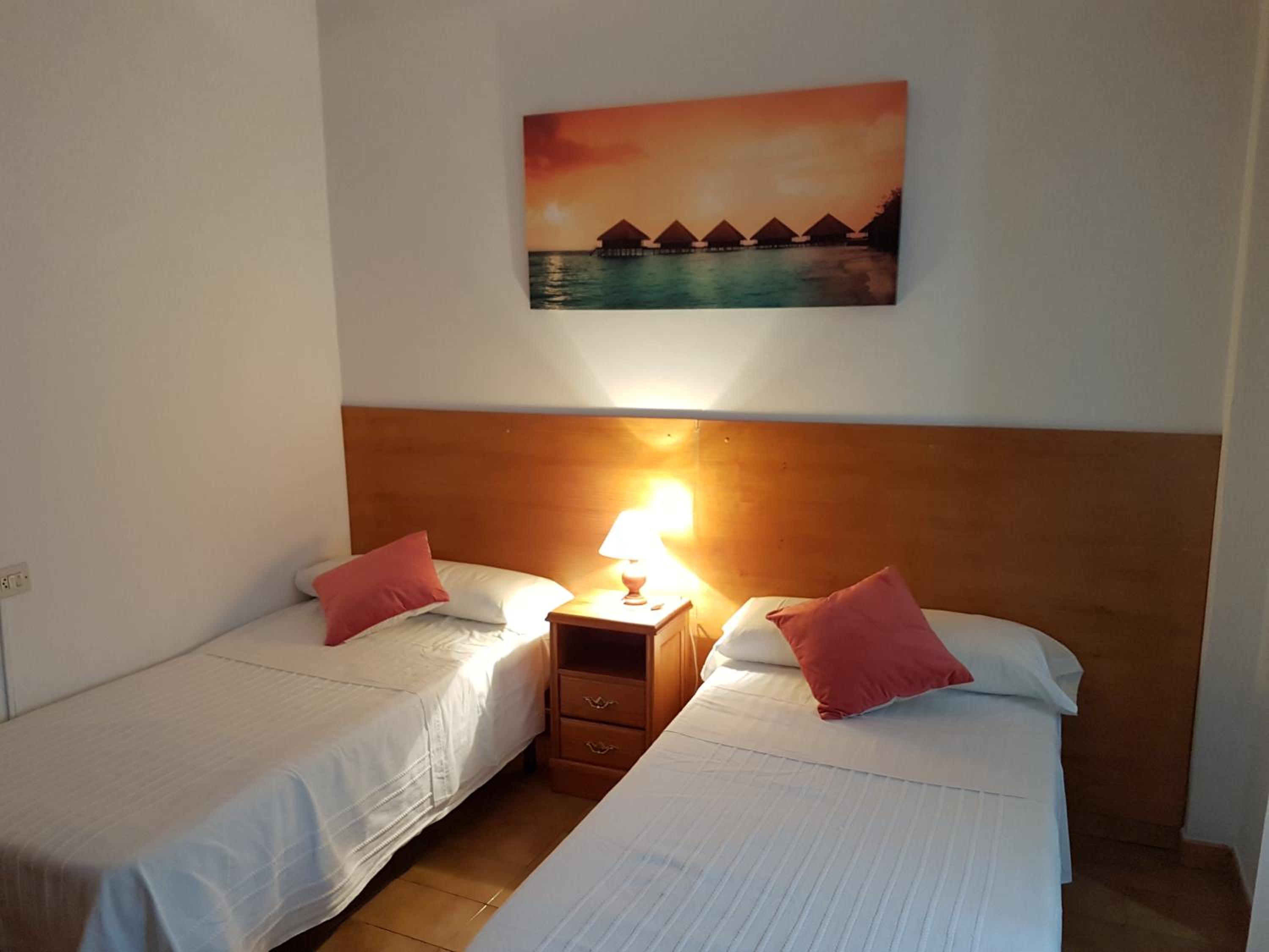 Twin Room with Private Bathroom photo 2