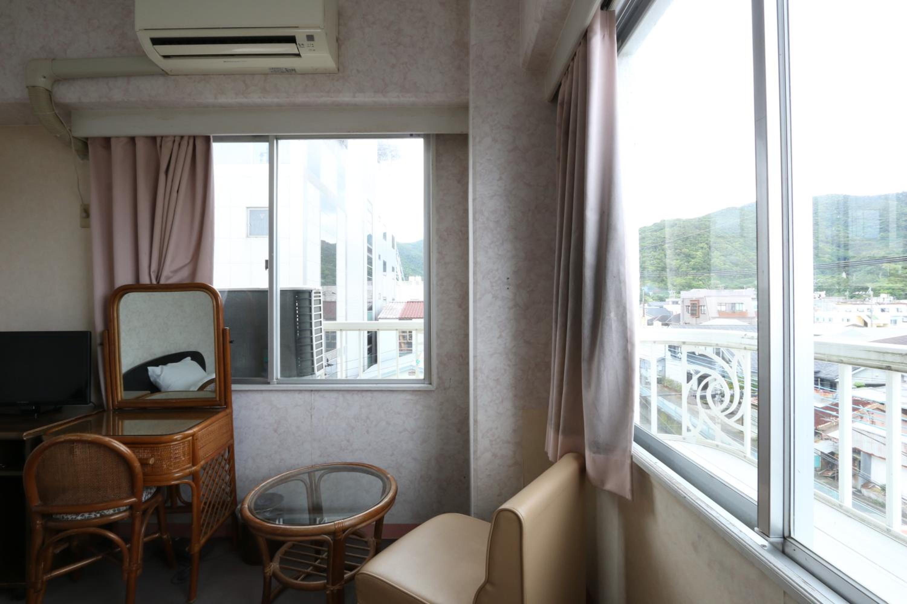 Single Room with Bathroom photo 2